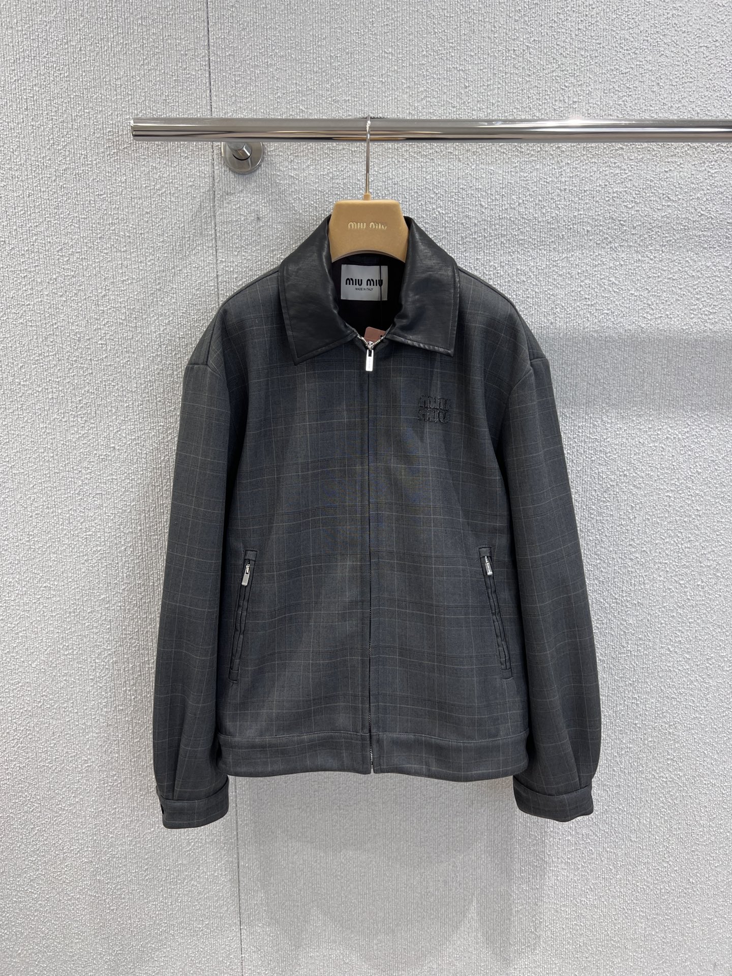 NO:484386,Support replacement Miumi* 25Fw autumn and winter new style, letter patch embroidered plaid leather lapel jacket | Exclusive yb development!  High-end production!  Imported custom mohair + wool blended fabric. Gray plaid jacket is simple and elegant. It is paired with a short white top inside, revealing the waistline and showing the proportion. It is paired with shorts in the same series, which is casual and neat. The texture is online, adding a lot of points to the overall look. The whole set of looks is super cute~ S/M/L real-life details pictures are available in stock, miumiu, shorts, jackets & coats, jackets & coats, alexander wang19860909支持换款 Miumi* 25Fw秋冬新款 字母贴布绣格纹皮质翻领夹克外套丨独家yb开发！高版出品！进口定制马海毛+绵羊毛混纺面料 灰格纹外套简约大气,内搭短款白上衣,露出腰线很显比例,搭配同系列短裤,休闲又利落.质感在线,为整体造型加分不少,整套look超爱～现货发售S/M/L实拍细节图,,miumiu,shorts,jackets & coats,jackets & coats,alexander wang,Women's clothing