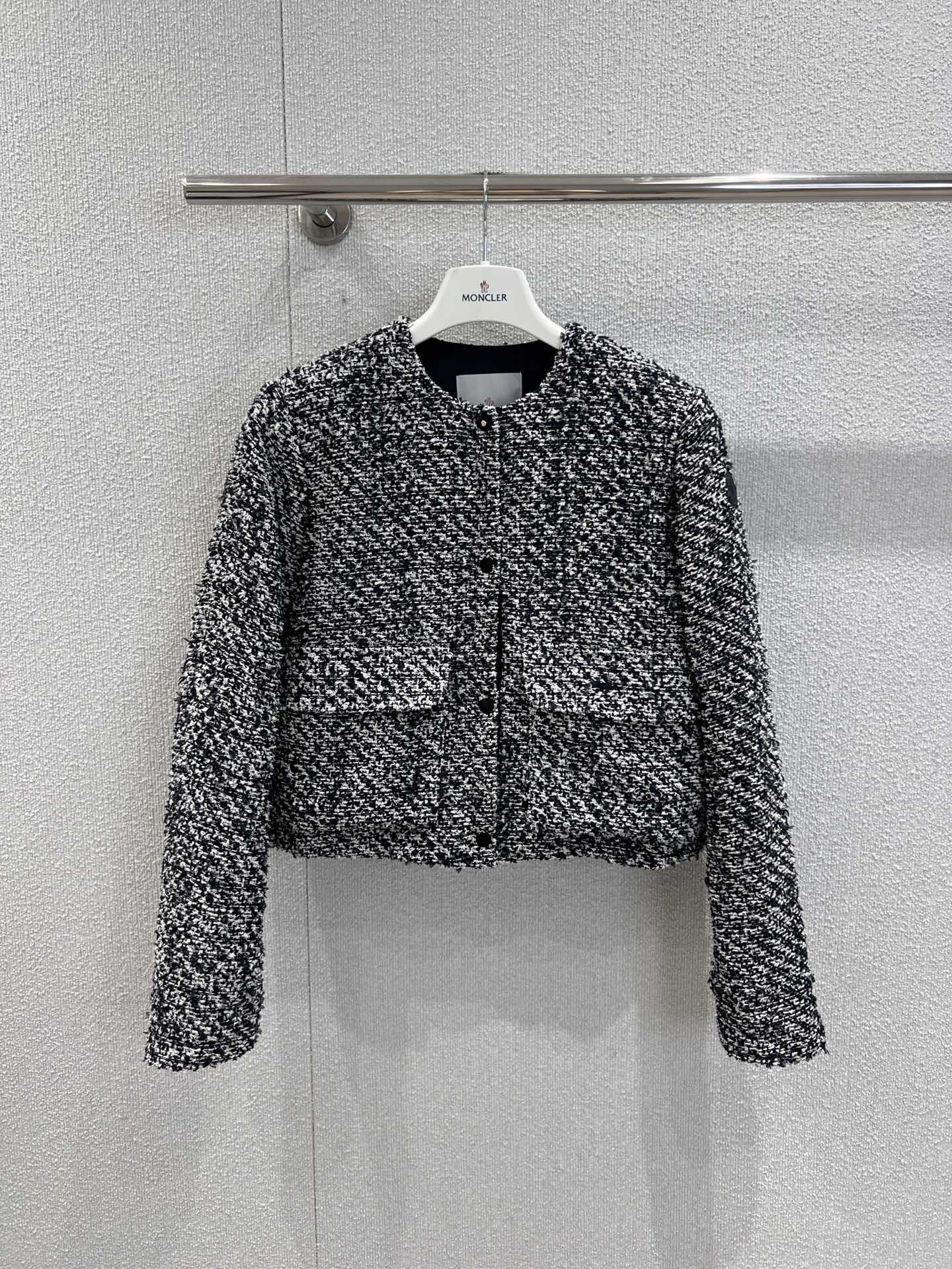 NO:484397,With dust bag, it supports replacement. Moncl*r 25Fw autumn and winter new style. Tweed spliced ​​small fragrance style round neck thin down jacket jacket | Exclusive yb development!  High-end production!  This short tweed spliced ​​down jacket is so ambiance ~ classic black and white texture, exquisite and textured. It is paired with a white skirt, elegant and gentle, and easily creates a French-style small fragrance style, which is super suitable for daily outings ~ S/M/L real-life details pictures on sale in stock, skirts, jackets & coats, down jacket, alexander wang19860909配防尘袋支持换款 Moncl*r 25Fw秋冬新款 花呢拼接小香风圆领轻薄羽绒服外套丨独家yb开发！高版出品！这款粗花呢短款拼接羽绒外套太有氛围感啦～经典黑白纹理,精致又显质感,搭配白色裙装,优雅又温柔,轻松打造出法式小香风,超适合日常出街～现货发售S/M/L实拍细节图,,skirts,jackets & coats,down jacket,alexander wang,Women's clothing