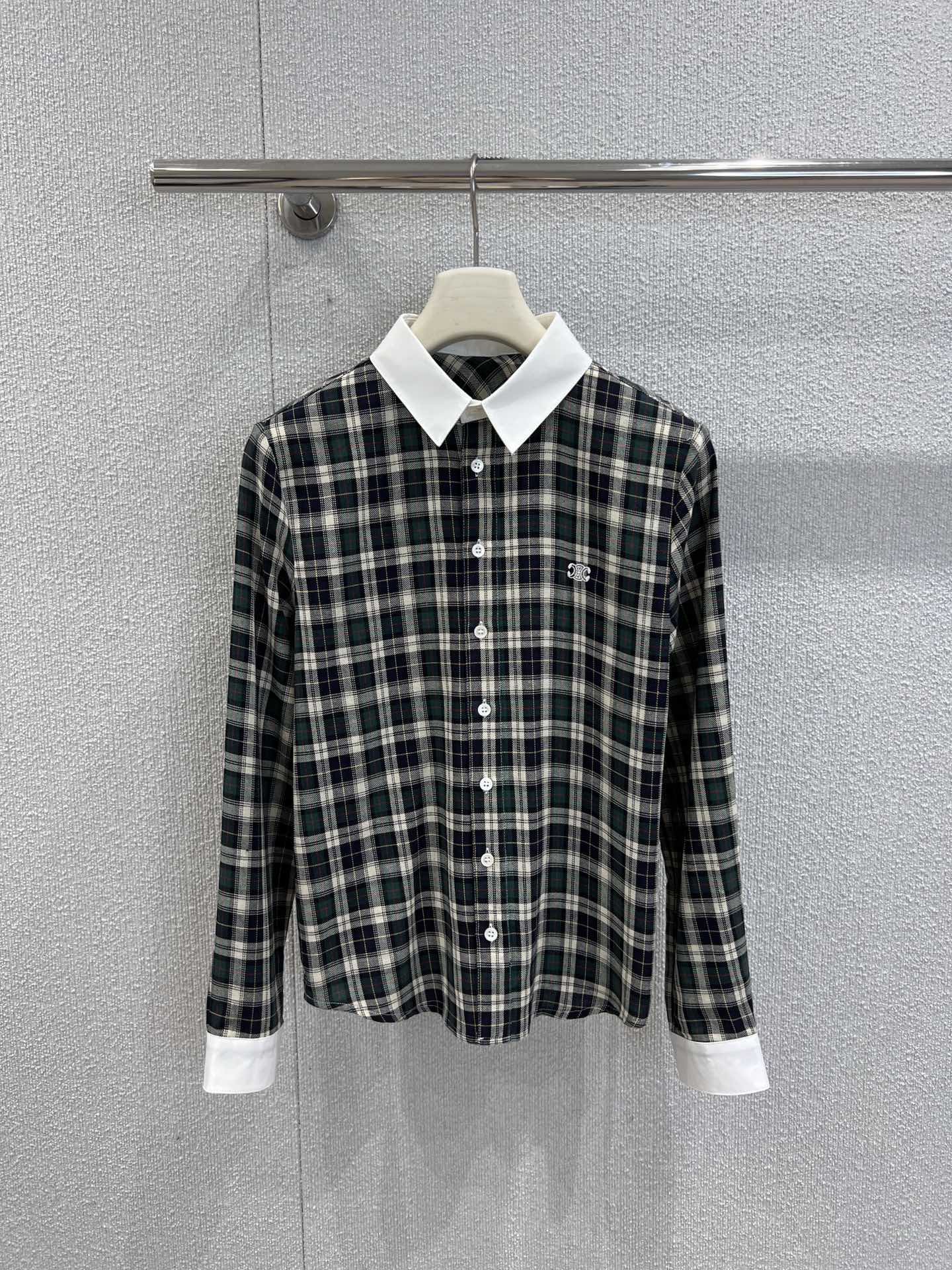 NO:484408,Support for replacement Celin* 25Fw early autumn new Arc de Triomphe embroidered plaid lapel long-sleeved shirt丨Exclusive yb development!  High-end production!  Imported fixed-textured plaid pure cotton fabric, comfortable and easy to wear, crisp and stylish, contrasting color Arc de Triomphe logo on the chest, contrasting color collar, forming a visual collision, adding a sense of casual and fashionable, visual effect is richer, green temperament, showing high-end trend positioning, fashionable and fashionable, S/M/L real-life details pictures, celine,shirts,alexander wang19860909支持换款 Celin* 25Fw早秋新款 凯旋门刺绣格纹翻领长袖衬衫丨独家yb开发！高版出品！进口定织色织格纹纯棉面料 舒适好穿 挺括有型 胸前采用撞色凯旋门logo 撞色衣领 形成视觉碰撞 增添休闲时尚感 视觉效果更显丰富 绿色系气质大女主 彰显高端潮流定位 时髦洋气 现货发售S/M/L实拍细节图,,celine,shirts,alexander wang,Women's clothing