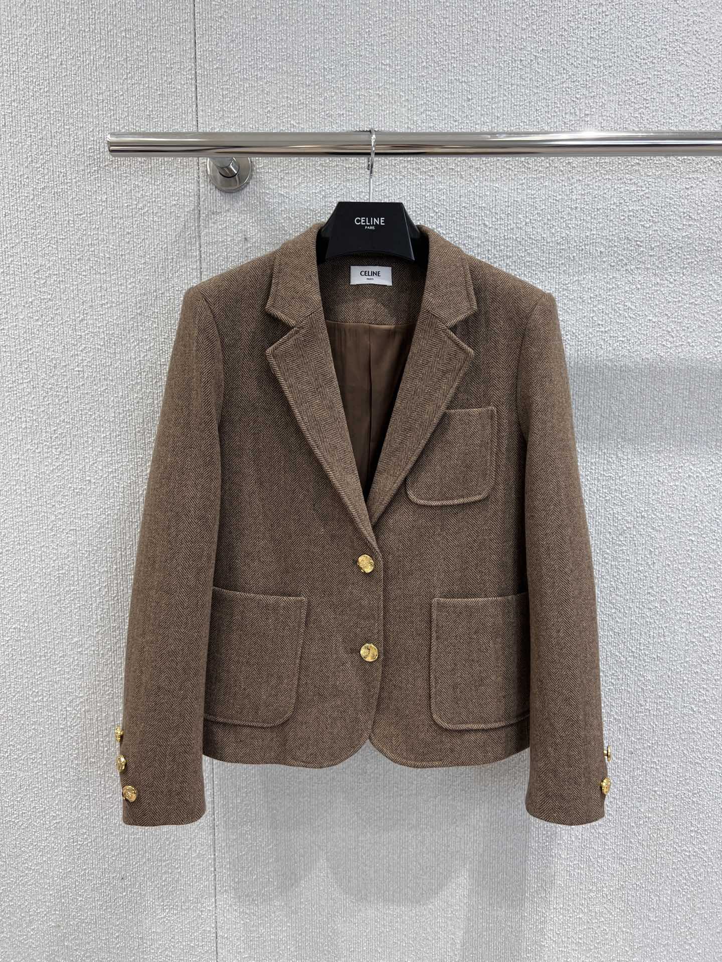 NO:484370,Support for replacement Celin* 25Fw autumn and winter new style wool suit + long skirt suit 丨Exclusive high-end product!  This brown suit is elegant and capable. The suit is crisp, with exquisite buttons and pocket design, and the details show texture; matched with a wide-leg long skirt in the same color, it has a full drape and a swaying posture when walking. The overall style is suitable for workplace and casual occasions, and it can easily create an intellectual and fashionable look. S/M/L real-life detailed pictures are available in stock, celine, skirts, business suit, alexander wang19860909支持换款 Celin* 25Fw秋冬新款 羊毛呢西装+长半裙套装丨独家高版出品！这套棕色西装套装,尽显优雅干练.西装版型挺括,精致纽扣与口袋设计,细节处彰显质感；搭配同色系阔腿长裙,垂坠感十足,走动间摇曳生姿.整体风格适配职场与休闲场合,轻松打造出知性又时髦的造型.现货发售S/M/L实拍细节图,,celine,skirts,business suit,alexander wang,Women's clothing