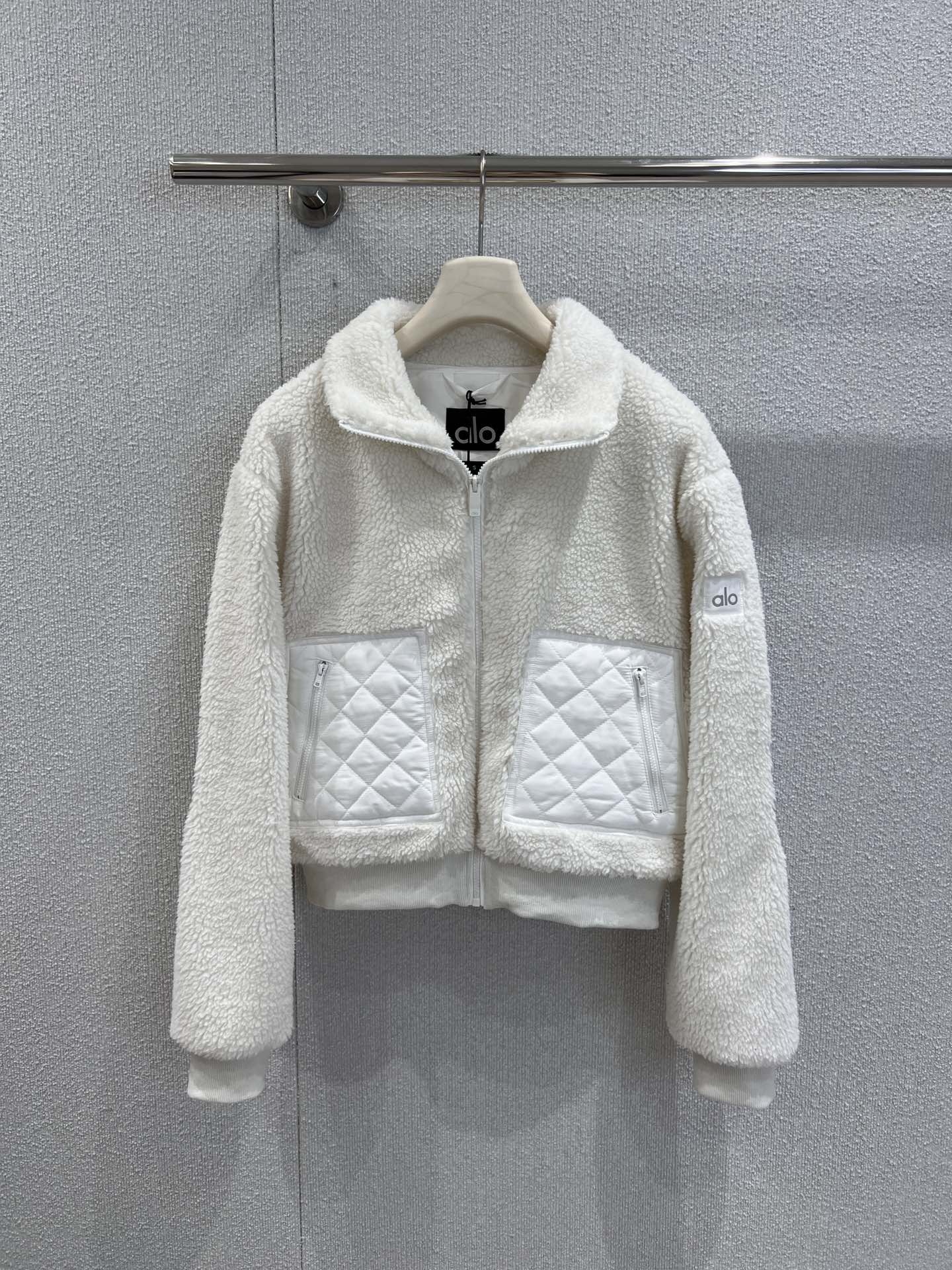 NO:484420,Support replacement Alo Yoga 25Fw early autumn new style, granular fleece Teddy lamb fur splicing jacket丨Exclusive high-end production!  The favorite of winter fashion essence and cost-effective choice. Select environmentally friendly lamb wool material. The temperature storage and fashion are coexisting with large grainy lamb wool. The tactile comb is suitable. The warmth is strong. The texture is very soft, smooth and elastic. It is not easy to lose hair when worn. The visual experience and cold resistance are both high. It can maintain a light posture. A short silhouette with a warm and shiny three-dimensional tailoring can also be easily controlled by a small dress. The long and elegant style is simple and atmospheric. The slack and unrestrained make the image modern and distinctive. The aura is directly full. Super recommended!  S/M/L real photos, Jackets & coats, alexander wang19860909支持换款 Alo Yoga 25Fw早秋新款 颗粒绒泰迪羊羔毛拼接外套丨独家高版出品！冬日时髦精的宠儿 及具性价比之选 甄选环保羊羔毛材质 蓄温性与时髦度并存大颗粒感羊羔毛触感梳适 保暖性莄强质地忒别柔软、顺滑且富有弹性穿着不易掉毛 视觉体验和御寒性能都狠高同时还能保持轻盈的姿态 兼具温润光泽立体剪裁的短款廓形小个子也能轻松驾驭的衣长版型简约大气 松弛不拘谨让形象莄加摩登鲜明 气场直接拉满 超级推荐！现货发售S/M/L实拍细节图,,jackets & coats,alexander wang,Women's clothing