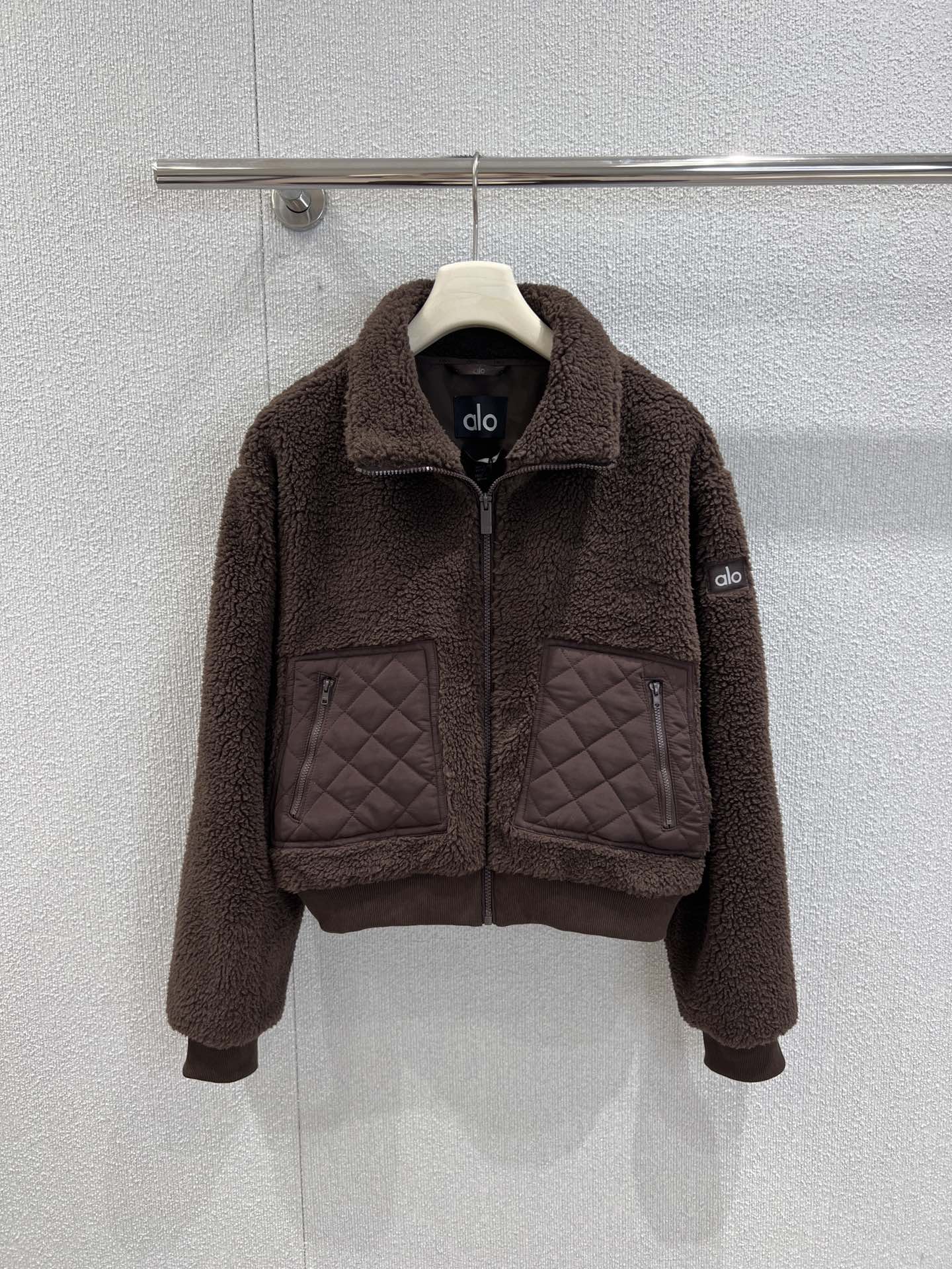 NO:484431,Support replacement Alo Yoga 25Fw early autumn new style, granular fleece Teddy lamb fur splicing jacket丨Exclusive high-end production!  The favorite of winter fashion essence and cost-effective choice. Select environmentally friendly lamb wool material. The temperature storage and fashion are coexisting with large grainy lamb wool. The tactile comb is suitable. The warmth is strong. The texture is very soft, smooth and elastic. It is not easy to lose hair when worn. The visual experience and cold resistance are both high. It can maintain a light posture. A short silhouette with a warm and shiny three-dimensional tailoring can also be easily controlled by a small dress. The long and elegant style is simple and atmospheric. The slack and unrestrained make the image modern and distinctive. The aura is directly full. Super recommended!  S/M/L real photos, Jackets & coats, alexander wang19860909支持换款 Alo Yoga 25Fw早秋新款 颗粒绒泰迪羊羔毛拼接外套丨独家高版出品！冬日时髦精的宠儿 及具性价比之选 甄选环保羊羔毛材质 蓄温性与时髦度并存大颗粒感羊羔毛触感梳适 保暖性莄强质地忒别柔软、顺滑且富有弹性穿着不易掉毛 视觉体验和御寒性能都狠高同时还能保持轻盈的姿态 兼具温润光泽立体剪裁的短款廓形小个子也能轻松驾驭的衣长版型简约大气 松弛不拘谨让形象莄加摩登鲜明 气场直接拉满 超级推荐！现货发售S/M/L实拍细节图,,jackets & coats,alexander wang,Women's clothing