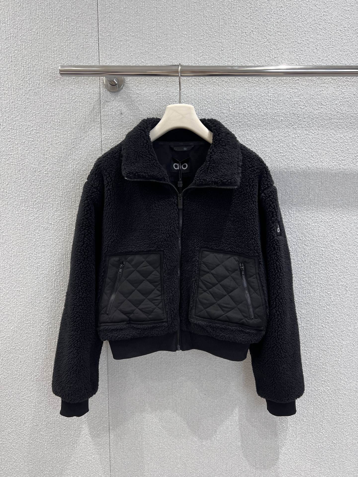 NO:484387,Support replacement Alo Yoga 25Fw early autumn new style, granular fleece Teddy lamb fur splicing jacket丨Exclusive high-end production!  The favorite of winter fashion essence and cost-effective choice. Select environmentally friendly lamb wool material. The temperature storage and fashion are coexisting with large grainy lamb wool. The tactile comb is suitable. The warmth is strong. The texture is very soft, smooth and elastic. It is not easy to lose hair when worn. The visual experience and cold resistance are both high. It can maintain a light posture. A short silhouette with a warm and shiny three-dimensional tailoring can also be easily controlled by a small dress. The long and elegant style is simple and atmospheric. The slack and unrestrained make the image modern and distinctive. The aura is directly full. Super recommended!  S/M/L real photos, Jackets & coats, alexander wang19860909支持换款 Alo Yoga 25Fw早秋新款 颗粒绒泰迪羊羔毛拼接外套丨独家高版出品！冬日时髦精的宠儿 及具性价比之选 甄选环保羊羔毛材质 蓄温性与时髦度并存大颗粒感羊羔毛触感梳适 保暖性莄强质地忒别柔软、顺滑且富有弹性穿着不易掉毛 视觉体验和御寒性能都狠高同时还能保持轻盈的姿态 兼具温润光泽立体剪裁的短款廓形小个子也能轻松驾驭的衣长版型简约大气 松弛不拘谨让形象莄加摩登鲜明 气场直接拉满 超级推荐！现货发售S/M/L实拍细节图,,jackets & coats,alexander wang,Women's clothing