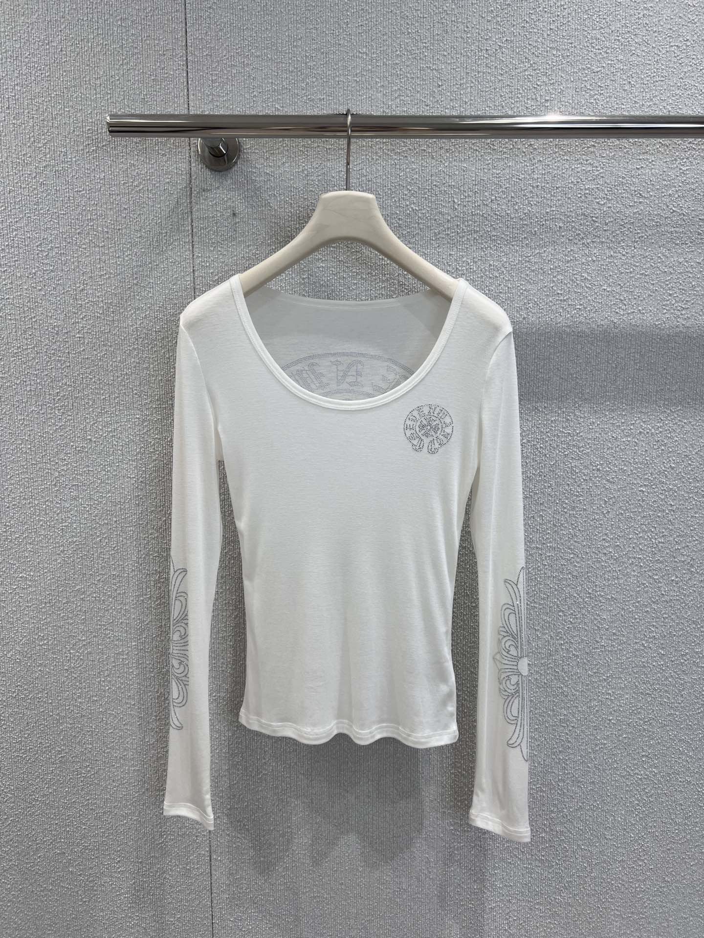 NO:484426,Support for replacement Chorme heart* 25Fw early autumn new model horseshoe hot diamond wool long-sleeved base T-shirt丨Exclusive high-end production!  This base shirt is amazing!  The neckline design is very tricky, which can cleverly reveal the collarbone, which shows its temperament. The exquisite ironing pattern on the sleeves and chest is flashed just right, making the simple style look very high-end instantly. The fabric is close and comfortable, and it is paired with printed wide-leg pants to easily create a cool and cool style. It is very suitable for daily going out or on dates. S/M/L real-life details pictures are available in stock, tees, t-shirt, alexander wang19860909支持换款 Chorme heart* 25Fw早秋新款 马蹄烫钻天丝羊毛长袖打底T恤衫丨独家高版出品！这款打底衫太绝啦！领口设计很有小心机,能巧妙露出锁骨,超显气质～袖子和胸前的精致烫钻图案,闪得恰到好处,让简约款瞬间变得很有高级感.面料贴身又舒服,搭配印花阔腿裤,轻松打造出又酷又飒的风格,日常出街或者约会都超合适～现货发售S/M/L实拍细节图,,tees，t-shirt,alexander wang,Women's clothing