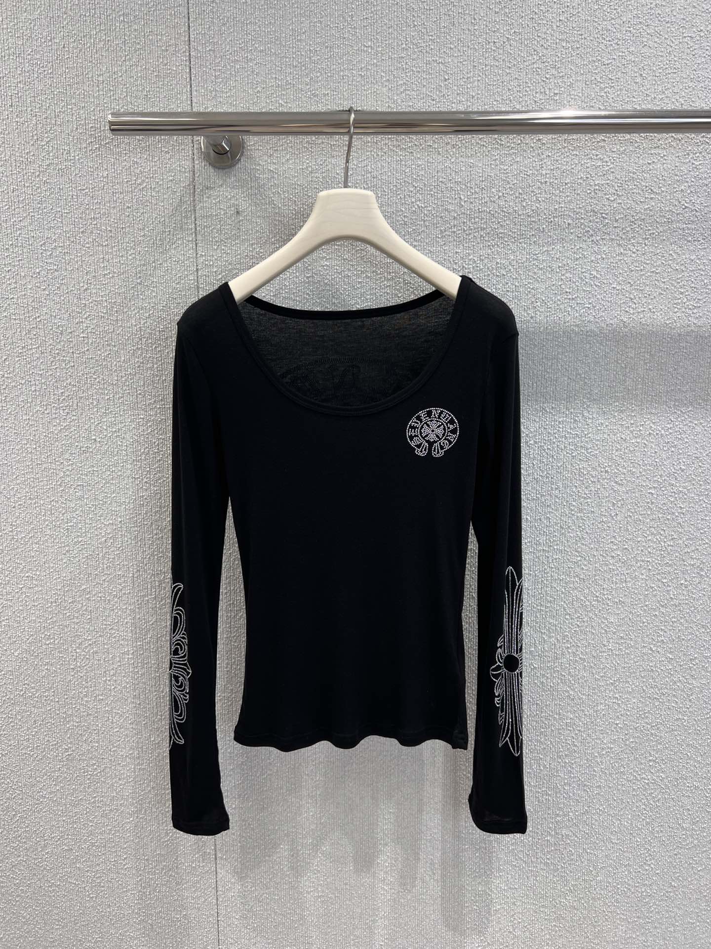 NO:484383,Support for replacement Chorme heart* 25Fw early autumn new model horseshoe hot diamond wool long-sleeved base T-shirt丨Exclusive high-end production!  This base shirt is amazing!  The neckline design is very tricky, which can cleverly reveal the collarbone, which shows its temperament. The exquisite ironing pattern on the sleeves and chest is flashed just right, making the simple style look very high-end instantly. The fabric is close and comfortable, and it is paired with printed wide-leg pants to easily create a cool and cool style. It is very suitable for daily going out or on dates. S/M/L real-life details pictures are available in stock, tees, t-shirt, alexander wang19860909支持换款 Chorme heart* 25Fw早秋新款 马蹄烫钻天丝羊毛长袖打底T恤衫丨独家高版出品！这款打底衫太绝啦！领口设计很有小心机,能巧妙露出锁骨,超显气质～袖子和胸前的精致烫钻图案,闪得恰到好处,让简约款瞬间变得很有高级感.面料贴身又舒服,搭配印花阔腿裤,轻松打造出又酷又飒的风格,日常出街或者约会都超合适～现货发售S/M/L实拍细节图,,tees，t-shirt,alexander wang,Women's clothing