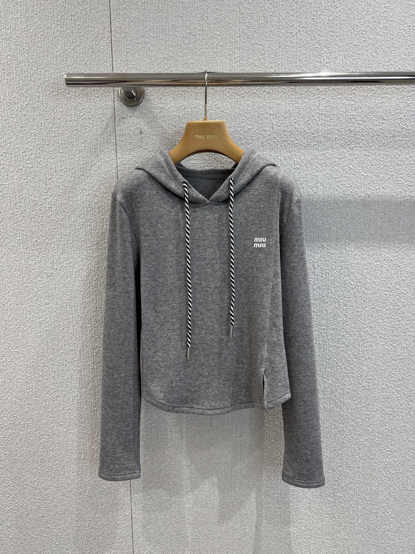 NO:484436,Support replacement Miumi* 25Fw early autumn new model, micro-label drawstring hooded sweatshirt + wide-leg pants suit丨Exclusive high-end production!  It's so light luxury sports style!  It has a gentle and high-end feel. The red and white striped drawstring of the hooded sweatshirt is flexible and playful. The white logo on the chest and trouser legs is exquisite. It is paired with wide-leg pants of the same color, and the drapes are extremely drape. It also makes your legs look long when walking with a style~ A soft and skin-friendly fabric can be worn on a daily basis, on exhibitions or on dinners. It is lazy and luxurious, and you can easily grasp the relaxed atmosphere!  S/M/L real photos of S/M/L are available in stock, miumiu, hoodie, sweatshirts, hats, alexander wang19860909支持换款 Miumi* 25Fw早秋新款 微标抽绳连帽卫衣+阔腿裤套装丨独家高版出品！太戳轻奢运动风了！自带温柔高级感,连帽卫衣的红白条纹抽绳灵动又俏皮,胸前和裤腿的白色小 Logo 精致度拉满；搭配同色系阔腿裤,垂坠感绝绝子,走路带风还特显腿长～ 柔软亲肤的面料,日常出街、逛展或约饭都能穿,慵懒又贵气,轻松拿捏松弛氛围感！现货发售S/M/L实拍细节图,,miumiu,hoodie,sweatshirts,hats,alexander wang,Women's clothing