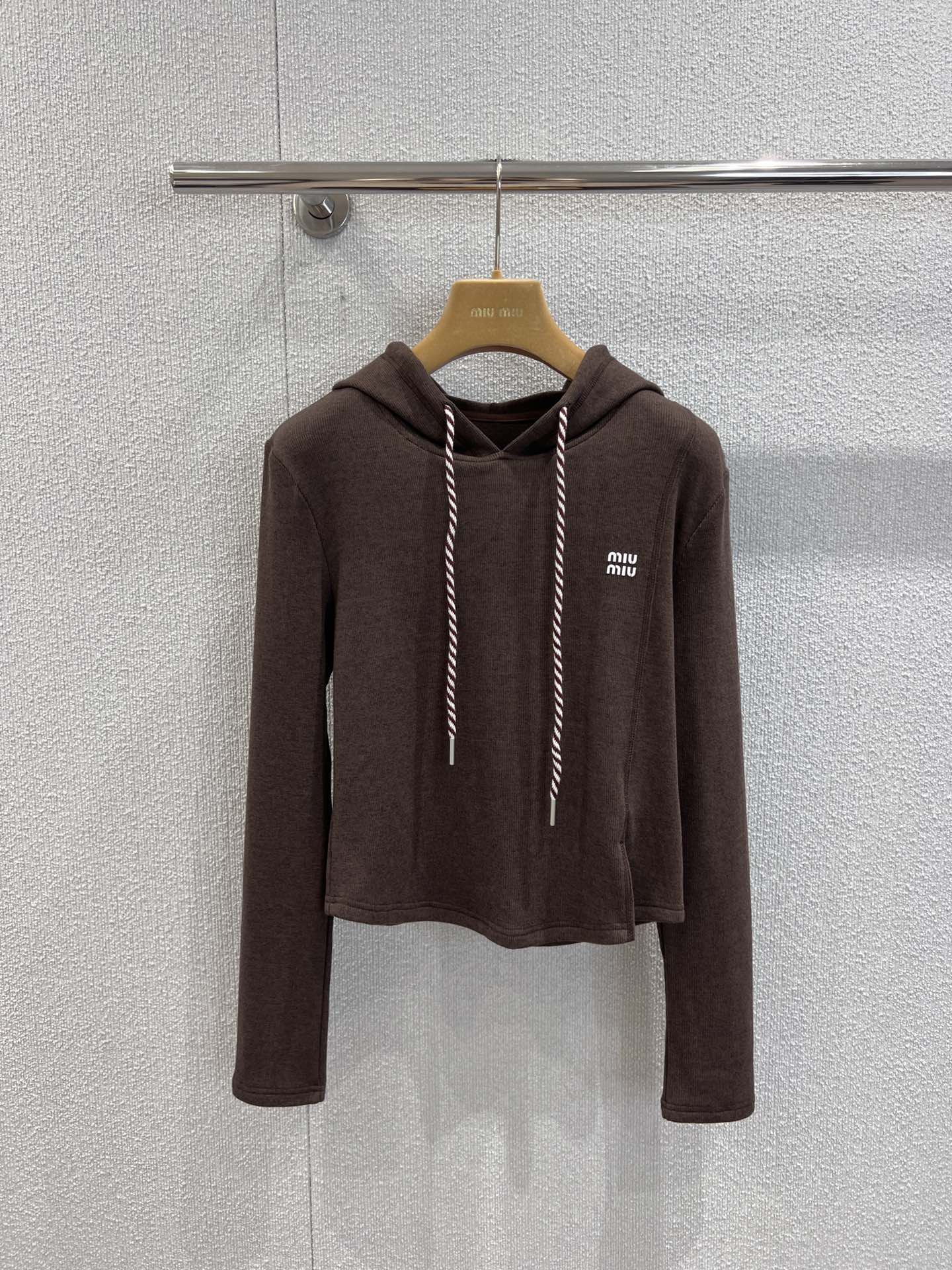 NO:484429,Support replacement Miumi* 25Fw early autumn new model, micro-label drawstring hooded sweatshirt + wide-leg pants suit丨Exclusive high-end production!  It's so light luxury sports style!  It has a gentle and high-end feel. The red and white striped drawstring of the hooded sweatshirt is flexible and playful. The white logo on the chest and trouser legs is exquisite. It is paired with wide-leg pants of the same color, and the drapes are extremely drape. It also makes your legs look long when walking with a style~ A soft and skin-friendly fabric can be worn on a daily basis, on exhibitions or on dinners. It is lazy and luxurious, and you can easily grasp the relaxed atmosphere!  S/M/L real photos of S/M/L are available in stock, miumiu, hoodie, sweatshirts, hats, alexander wang19860909支持换款 Miumi* 25Fw早秋新款 微标抽绳连帽卫衣+阔腿裤套装丨独家高版出品！太戳轻奢运动风了！自带温柔高级感,连帽卫衣的红白条纹抽绳灵动又俏皮,胸前和裤腿的白色小 Logo 精致度拉满；搭配同色系阔腿裤,垂坠感绝绝子,走路带风还特显腿长～ 柔软亲肤的面料,日常出街、逛展或约饭都能穿,慵懒又贵气,轻松拿捏松弛氛围感！现货发售S/M/L实拍细节图,,miumiu,hoodie,sweatshirts,hats,alexander wang,Women's clothing