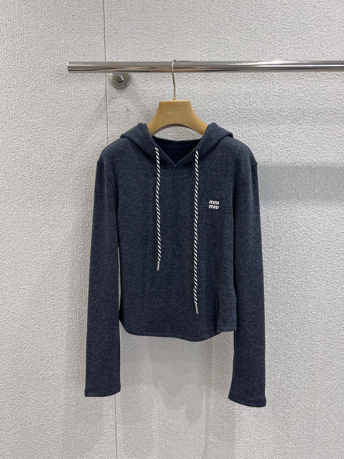 NO:484442,Support replacement Miumi* 25Fw early autumn new model, micro-label drawstring hooded sweatshirt + wide-leg pants suit丨Exclusive high-end production!  It's so light luxury sports style!  It has a gentle and high-end feel. The red and white striped drawstring of the hooded sweatshirt is flexible and playful. The white logo on the chest and trouser legs is exquisite. It is paired with wide-leg pants in the same color, and the drape feels great. It also makes your legs look long when walking with a style~ A soft and skin-friendly fabric can be worn on a daily basis, on exhibitions or on dinners. It is lazy and luxurious, and you can easily grasp the relaxed atmosphere!  S/M/L real photos of S/M/L are available in stock, miumiu, hoodie, sweatshirts, hats, alexander wang19860909支持换款 Miumi* 25Fw早秋新款 微标抽绳连帽卫衣+阔腿裤套装丨独家高版出品！太戳轻奢运动风了！自带温柔高级感,连帽卫衣的红白条纹抽绳灵动又俏皮,胸前和裤腿的白色小 Logo 精致度拉满；搭配同色系阔腿裤,垂坠感绝绝子,走路带风还特显腿长～ 柔软亲肤的面料,日常出街、逛展或约饭都能穿,慵懒又贵气,轻松拿捏松弛氛围感！现货发售S/M/L实拍细节图,,miumiu,hoodie,sweatshirts,hats,alexander wang,Women's clothing