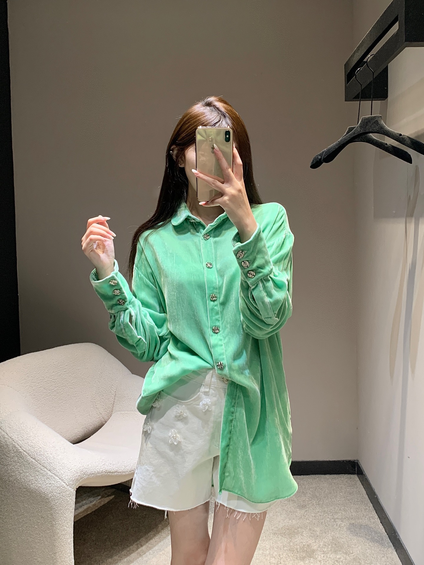 NO:484381,Chane* 25B high-end handicraft workshop series new dopamine green loose silk velvet shirt丨Exclusive high-end production!  This mint green velvet shirt is so cute. It has a high-quality texture and a gentle atmosphere. The exquisite buttons are also very important. Paired with white breasted shorts decorated with small flowers, it is fresh and sweet. The whole look is super suitable for spring and summer. S/M/L, chanel, shorts, shirts, real silk, alexander wang19860909Chane* 25B高级手工坊系列新款 多巴胺绿色宽松真丝丝绒衬衫丨独家高版出品！这件薄荷绿丝绒衬衫太爱啦～质感高级,自带温柔氛围感,精致的纽扣也很加分.搭配带小花装饰的白色毛边短裤,清新又甜美,整套look超适合春夏～现货发售S/M/L,,chanel,shorts,shirts,real silk,alexander wang,Women's clothing