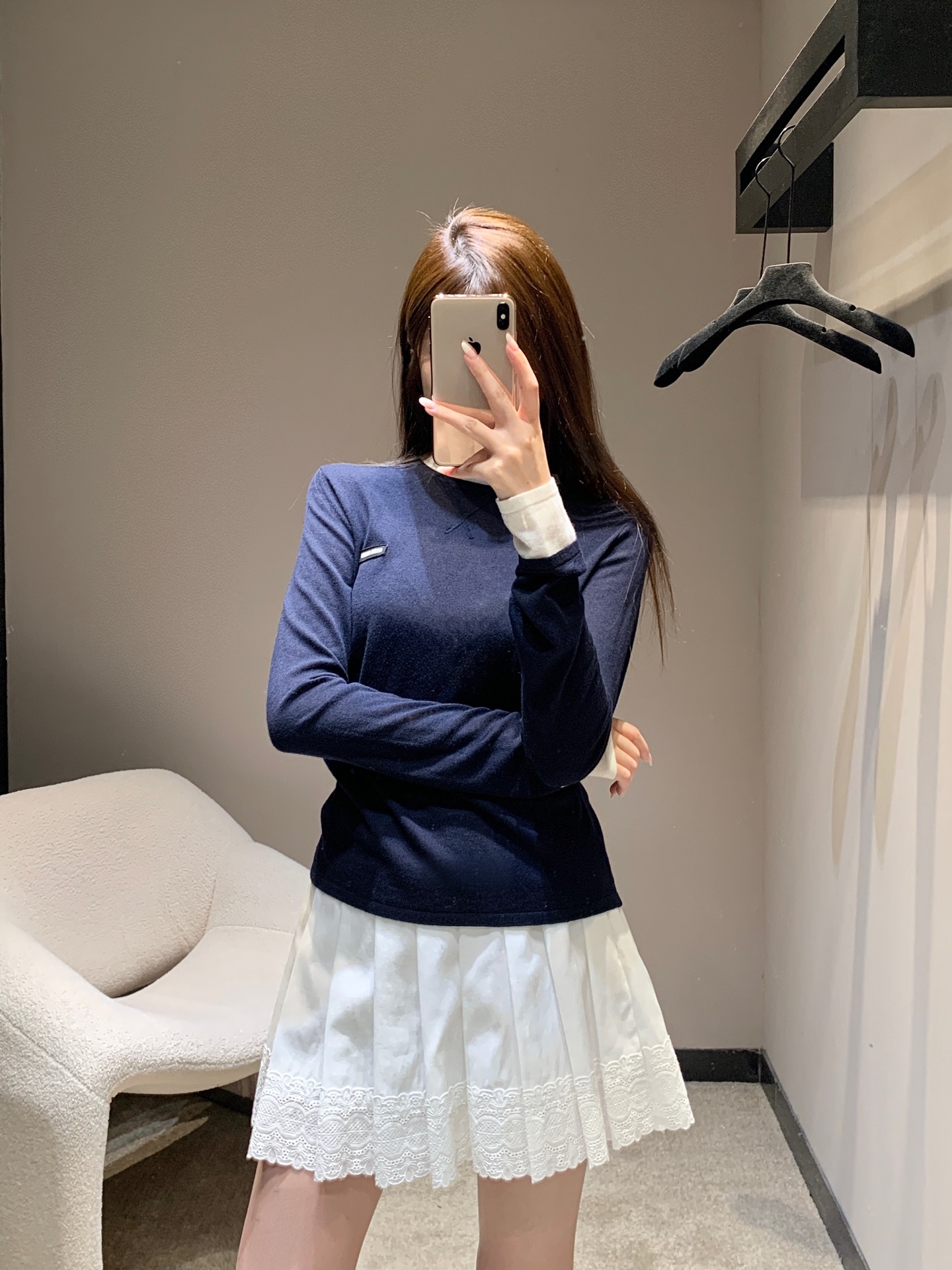 NO:484422,Miumi* 25Fw early autumn new style, letter micro-mark fake two-piece wool long-sleeved base shirt丨Exclusive high-end production!  This base shirt is gentle and elegant in warm colors. The fake two-piece design adds layering, simple and without losing details. The fabric is comfortable and skin-friendly, fits the body but is not tight. It is suitable for daily single wear or layering, and it can easily create a casual and exquisite dressing style~ Super recommended!  S/M/L, miumiu, alexander wang19860909Miumi* 25Fw早秋新款 字母微标假两件羊毛长袖打底衫丨独家高版出品！这款打底衫,暖调色系温柔又显气质,假两件设计增添层次感,简约又不失细节.面料舒适亲肤,贴合身形却不紧绷,日常单穿或叠搭都很合适,轻松打造出随性又精致的穿搭风格～超级推荐！现货发售S/M/L,,miumiu,alexander wang,Women's clothing