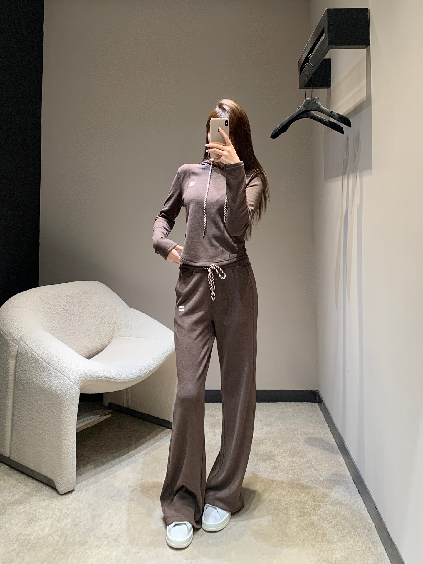 NO:484433,Miumi* 25Fw early autumn new style, micro-label drawstring hooded sweatshirt + wide-leg pants suit丨Exclusive high-end production!  It's so light luxury sports style!  It has a gentle and high-end feel. The red and white striped drawstring of the hooded sweatshirt is flexible and playful. The white logo on the chest and trouser legs is exquisite. It is paired with wide-leg pants of the same color, and the drapes are extremely drape. It also makes your legs look long when walking with a style~ A soft and skin-friendly fabric can be worn on a daily basis, on exhibitions or on dinners. It is lazy and luxurious, and you can easily grasp the relaxed atmosphere!  S/M/L, miumiu, hoodie, sweatshirts, hats, alexander wang19860909Miumi* 25Fw早秋新款 微标抽绳连帽卫衣+阔腿裤套装丨独家高版出品！太戳轻奢运动风了！自带温柔高级感,连帽卫衣的红白条纹抽绳灵动又俏皮,胸前和裤腿的白色小 Logo 精致度拉满；搭配同色系阔腿裤,垂坠感绝绝子,走路带风还特显腿长～ 柔软亲肤的面料,日常出街、逛展或约饭都能穿,慵懒又贵气,轻松拿捏松弛氛围感！现货发售S/M/L,,miumiu,hoodie,sweatshirts,hats,alexander wang,Women's clothing