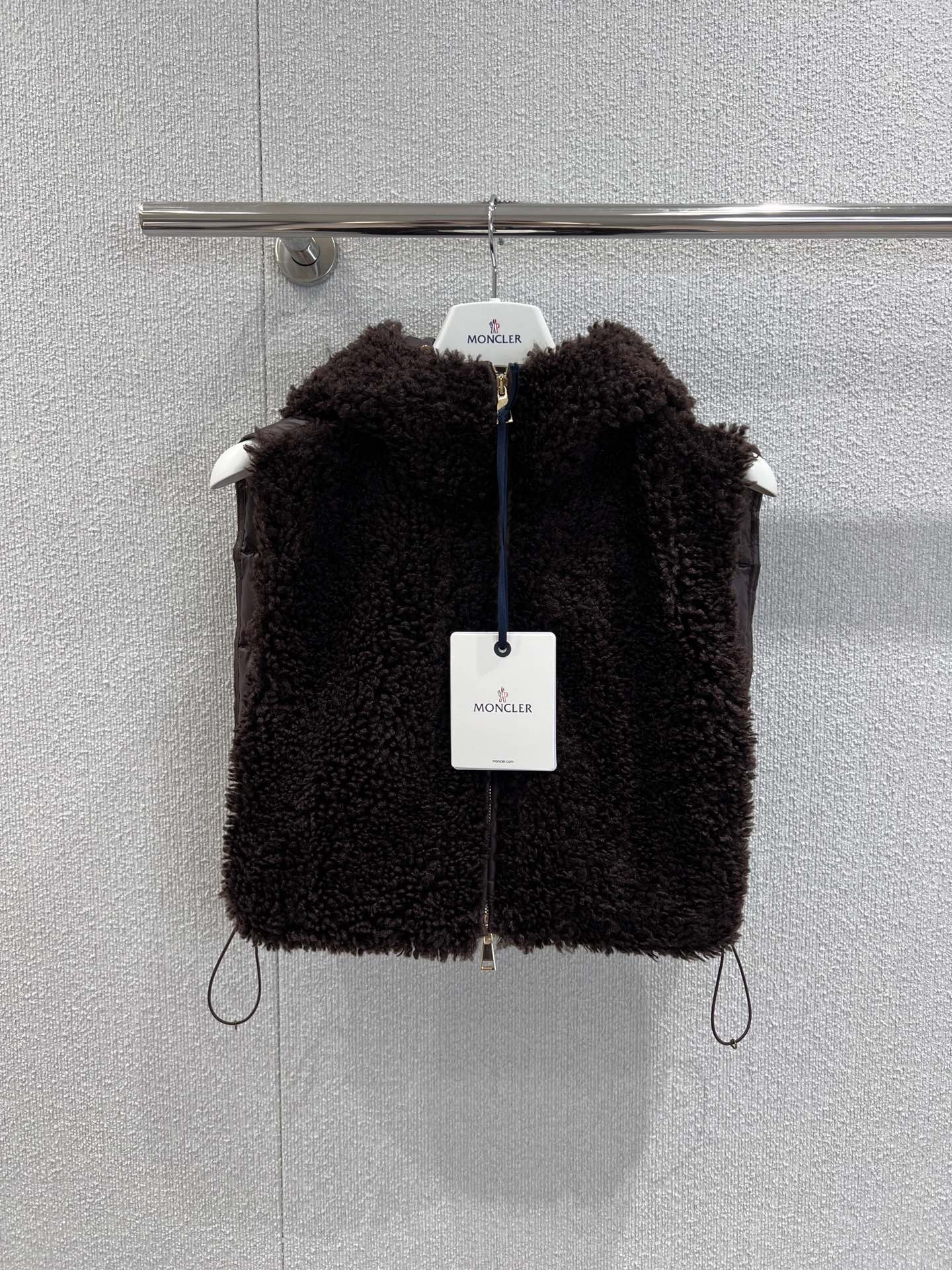 NO:485382,Support replacement Moncle* 25FW early autumn new model, short hooded styling down vest丨Exclusive yb development!  High-end production!  This down vest is awesome!  The plush and down splice make the design feel full. The plush part is soft and skin-friendly, bringing a warm touch; the down part is light and warm. The hooded style is very practical, matched with a simple inner layer, which can easily create a fashionable feeling. It is both warm and layered when worn in autumn and winter. It is very suitable for daily wear~Spot sale One size (F) Real-life details pictures, down jacket, hats, alexander wang19860909支持换款 Moncle* 25FW早秋新款 短款连帽拼接羽绒马甲丨独家yb开发！高版出品！这款羽绒马甲超赞！毛绒与羽绒拼接,设计感拉满.毛绒部分柔软亲肤,带来温暖触感；羽绒部分轻盈又保暖.连帽款式很实用,搭配简约内搭,轻松穿出时尚感,秋冬穿既保暖又能打造出层次感,太适合日常穿搭啦～现货发售 均码（F）实拍细节图,,down jacket,hats,alexander wang,Women's clothing