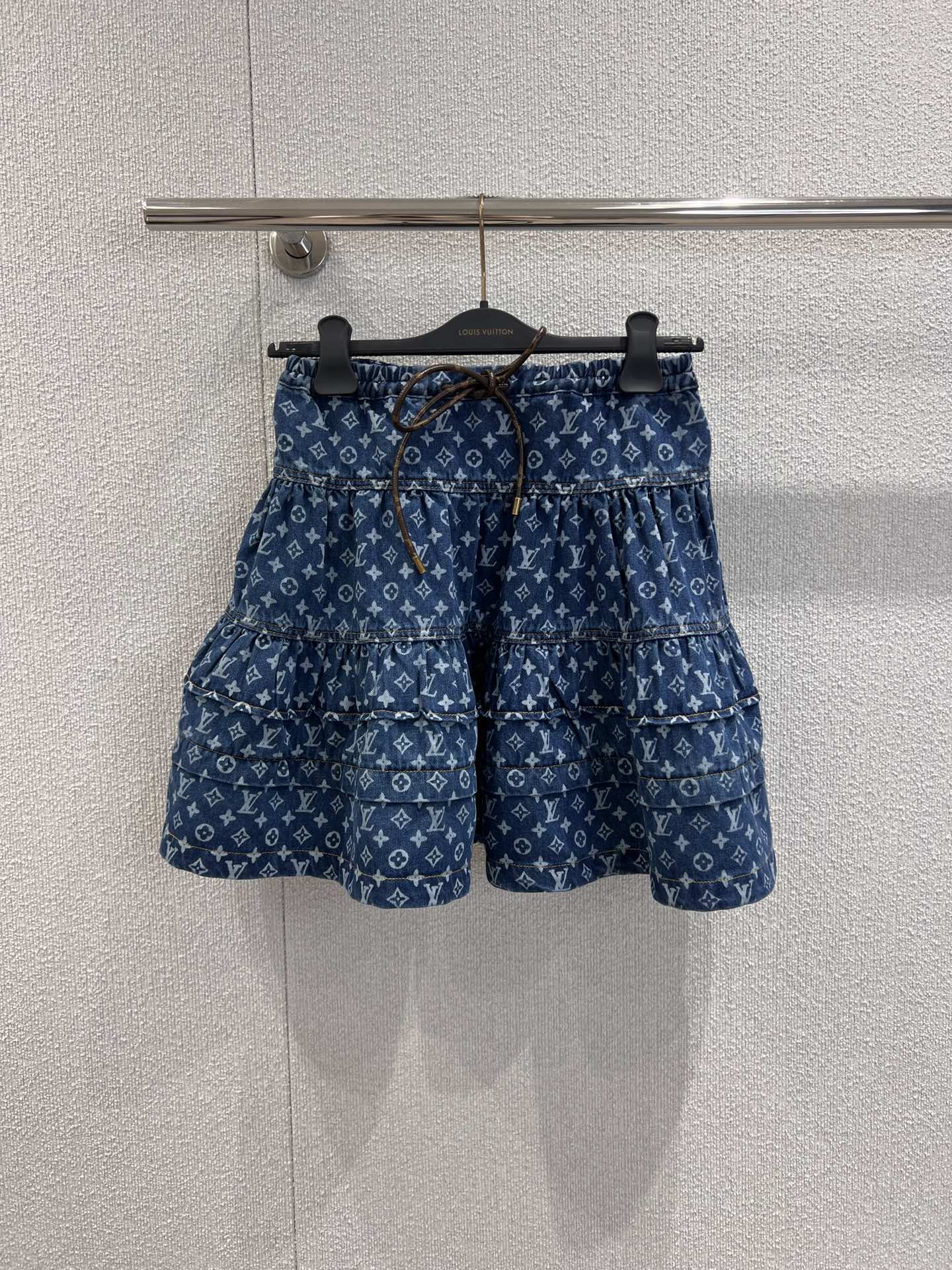 NO:485447,Support replacement Louis Vuitt*n 25Fw early autumn new model laser printed cake skirt hem denim skirt丨Exclusive yb development!  High-end production!  The big A-skirt can be sweet or salty, and the upper body is so hot!  The classic style is not picky and versatile and fashionable!  Super slim on the upper body!  Customized hardware accessories, highly recommended single items, S/M/L real photos for sale in stock, louis vuitton, skirts, alexander wang19860909支持换款 Louis Vuitt*n 25Fw早秋新款 激光印花蛋糕裙摆牛仔半裙丨独家yb开发！高版出品！大A裙摆可甜可盐上身A爆啦！经典版型不挑人百搭又时髦！上身超显瘦！定制五金配件 强烈推荐单品,现货发售S/M/L实拍细节图,,louis vuitton,skirts,alexander wang,Women's clothing