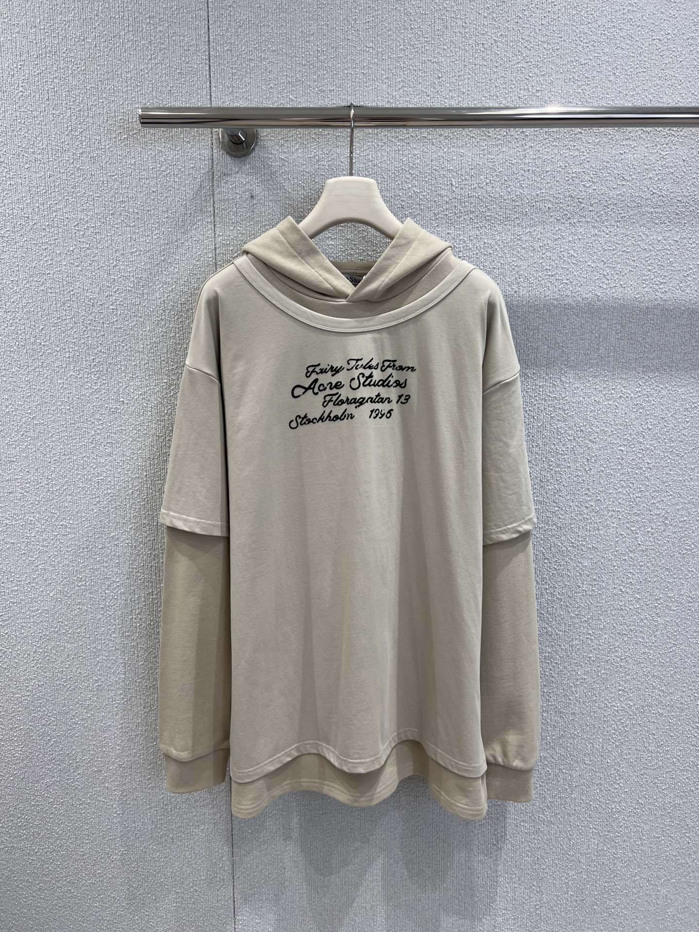 NO:485387,Support replacement Acne Studio*s 25FW early autumn new model, fake two-piece printed casual long-sleeved hooded sweatshirt | Exclusive yb development!  High-end production!  This fake two-piece sweatshirt is amazing!  Light tones are simple and high-end, the fake two-piece design is very layered, and the style of long sleeves is superimposed to break the monotony. There are exquisite text prints on the chest, adding a retro literary sense. The hooded design can be casual and can modify the head shape. It is very suitable for daily outing or lazy home wear. S/M/L real-life details pictures are available in stock, acne studios, hoodie, sweatshirts, hats, alexander wang19860909支持换款 Acne Studi*s 25FW早秋新款 假两件印花休闲长袖连帽运动衫卫衣丨独家yb开发！高版出品！这款假两件卫衣太绝啦！浅色调简约又高级,假两件设计很有层次感,长袖叠加的样式,打破单调.胸前还有精致文字印花,增添复古文艺感,连帽设计休闲又能修饰头型,日常出街或者慵懒宅家穿都超合适～现货发售S/M/L实拍细节图,,acne studios,hoodie,sweatshirts,hats,alexander wang,Women's clothing