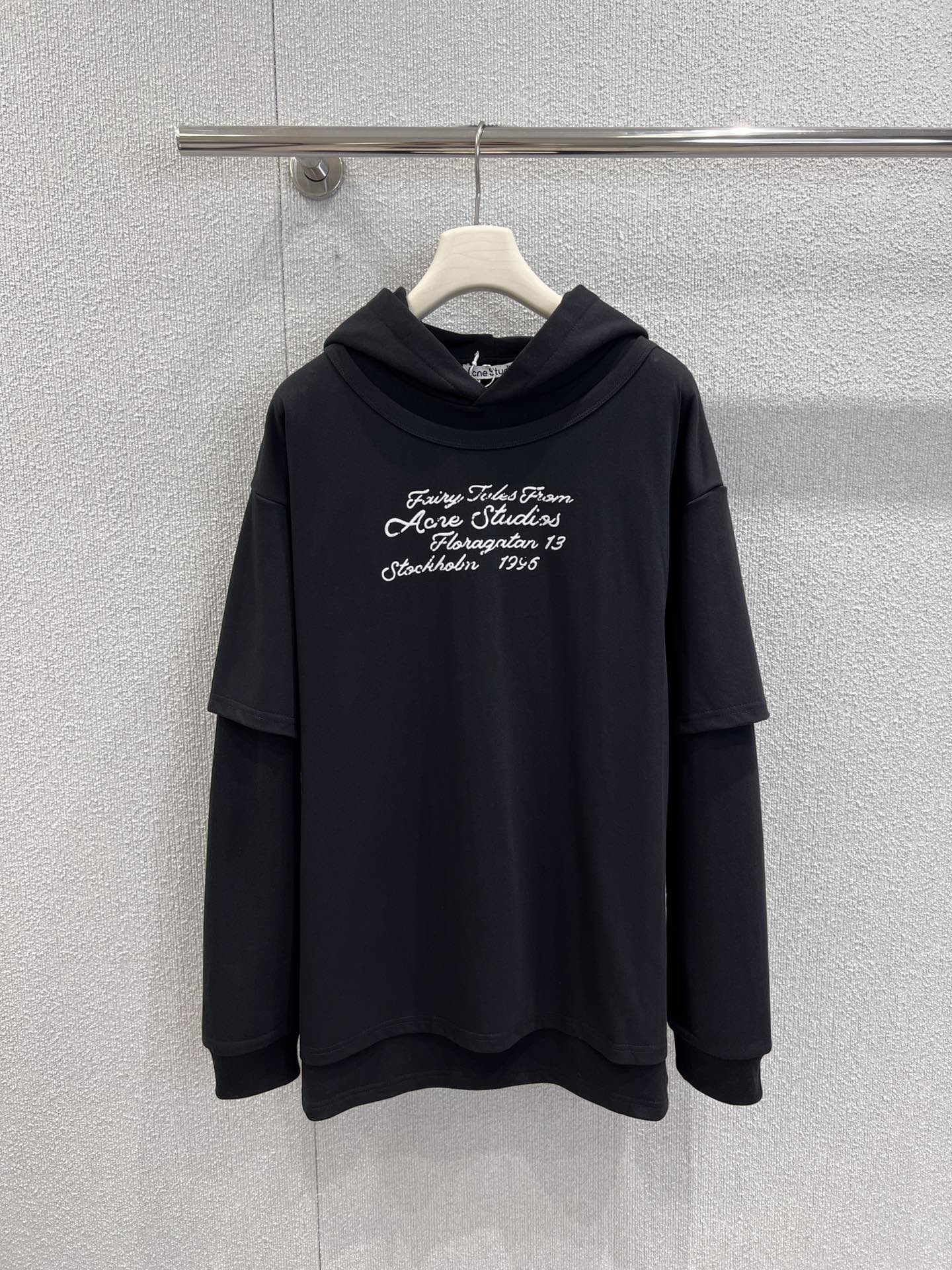 NO:485392,Support replacement Acne Studio*s 25FW early autumn new model, fake two-piece printed casual long-sleeved hooded sweatshirt | Exclusive yb development!  High-end production!  This fake two-piece sweatshirt is amazing!  Light tones are simple and high-end, the fake two-piece design is very layered, and the style of long sleeves is superimposed to break the monotony. There are exquisite text prints on the chest, adding a retro literary sense. The hooded design can be casual and can modify the head shape. It is very suitable for daily outing or lazy home wear. S/M/L real-life details pictures are available in stock, acne studios, hoodie, sweatshirts, hats, alexander wang19860909支持换款 Acne Studi*s 25FW早秋新款 假两件印花休闲长袖连帽运动衫卫衣丨独家yb开发！高版出品！这款假两件卫衣太绝啦！浅色调简约又高级,假两件设计很有层次感,长袖叠加的样式,打破单调.胸前还有精致文字印花,增添复古文艺感,连帽设计休闲又能修饰头型,日常出街或者慵懒宅家穿都超合适～现货发售S/M/L实拍细节图,,acne studios,hoodie,sweatshirts,hats,alexander wang,Women's clothing