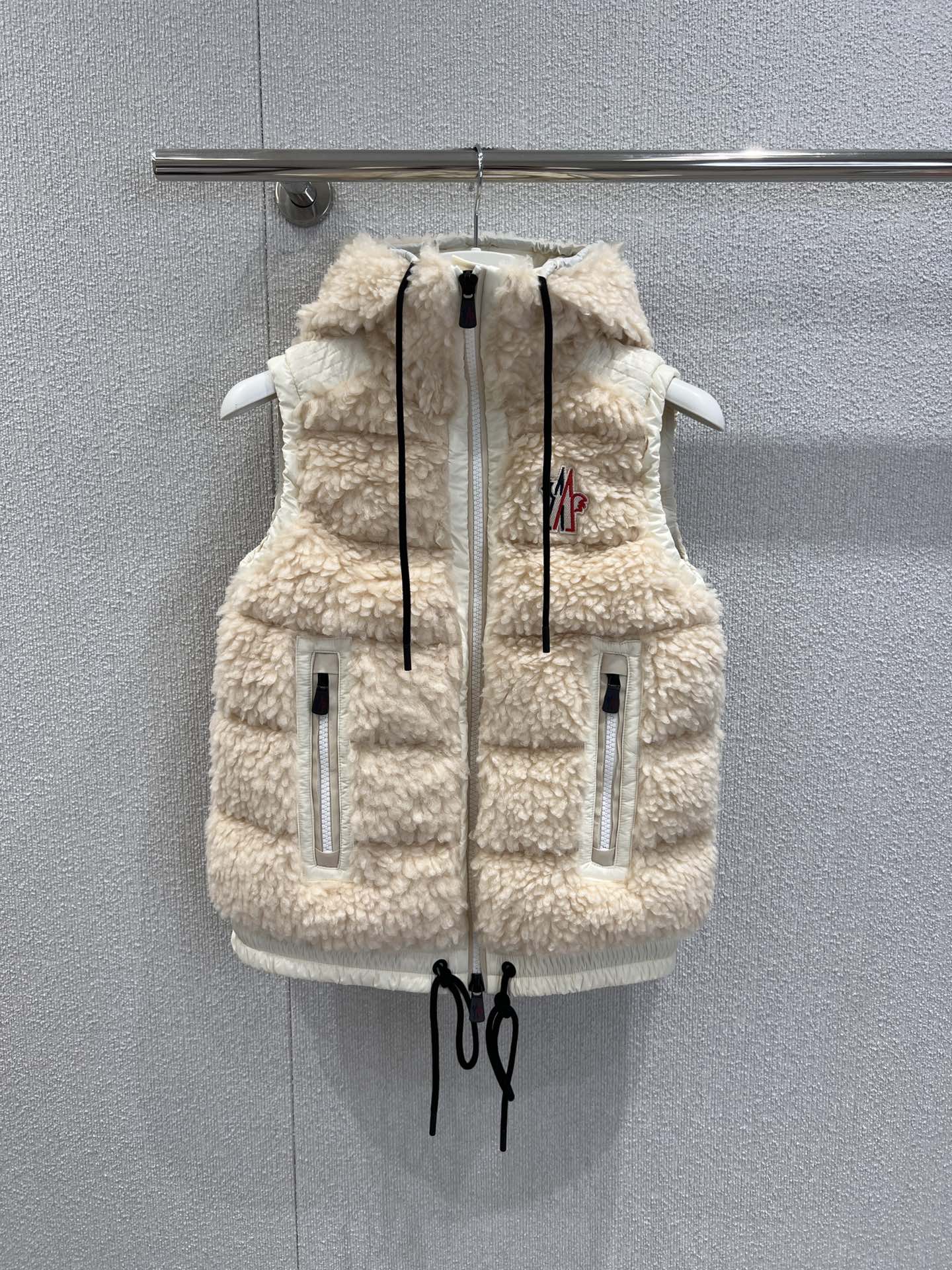 NO:485455,With dust bag Moncle* 25FW early autumn new style Ski series imitation lamb-feather down vest | Exclusive yb development!  High-end production!  Customized environmentally friendly Teddy fur fabric is soft, glutinous and delicate, and elegant double zipper drawstring hem design!  Age-reducing girlish style outfit, national standard down stuffed with light and warm fabric, classic style interpretation of autumn and winter stacking style warm artifact versatile and handsome!  Workmanship quality depends on the details. 1/2/3 real photos of the spot sale, down jacket, alexander wang19860909配防尘袋 Moncle* 25FW早秋新款 滑雪系列仿羊羔毛羽绒马甲丨独家yb开发！高版出品！定制环保泰迪绒毛毛面料软糯细腻,气质双拉链抽绳下摆设计！减龄少女风穿搭,国标羽绒填充轻盈保暖面料,经典版型演绎秋冬叠搭造型保暖神器百搭又帅气！做工品质看细节.现货发售1/2/3实拍细节图,,down jacket,alexander wang,Women's clothing