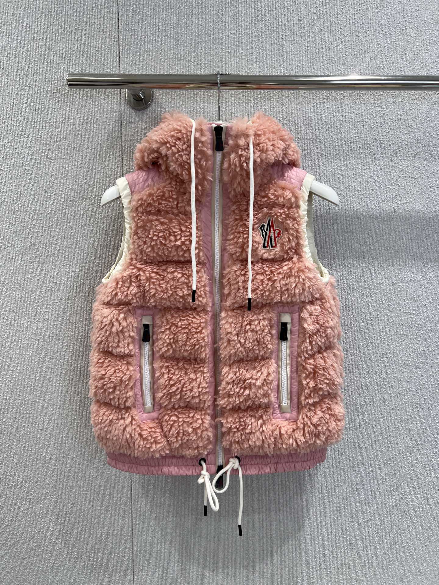 NO:485428,With dust bag Moncle* 25FW early autumn new style Ski series imitation lamb-feather down vest | Exclusive yb development!  High-end production!  Customized environmentally friendly Teddy fur fabric is soft, glutinous and delicate, and elegant double zipper drawstring hem design!  Age-reducing girlish style outfit, national standard down stuffed with light and warm fabric, classic style interpretation of autumn and winter stacking style warm artifact versatile and handsome!  Workmanship quality depends on the details. 1/2/3 real photos of the spot sale, down jacket, alexander wang19860909配防尘袋 Moncle* 25FW早秋新款 滑雪系列仿羊羔毛羽绒马甲丨独家yb开发！高版出品！定制环保泰迪绒毛毛面料软糯细腻,气质双拉链抽绳下摆设计！减龄少女风穿搭,国标羽绒填充轻盈保暖面料,经典版型演绎秋冬叠搭造型保暖神器百搭又帅气！做工品质看细节.现货发售1/2/3实拍细节图,,down jacket,alexander wang,Women's clothing