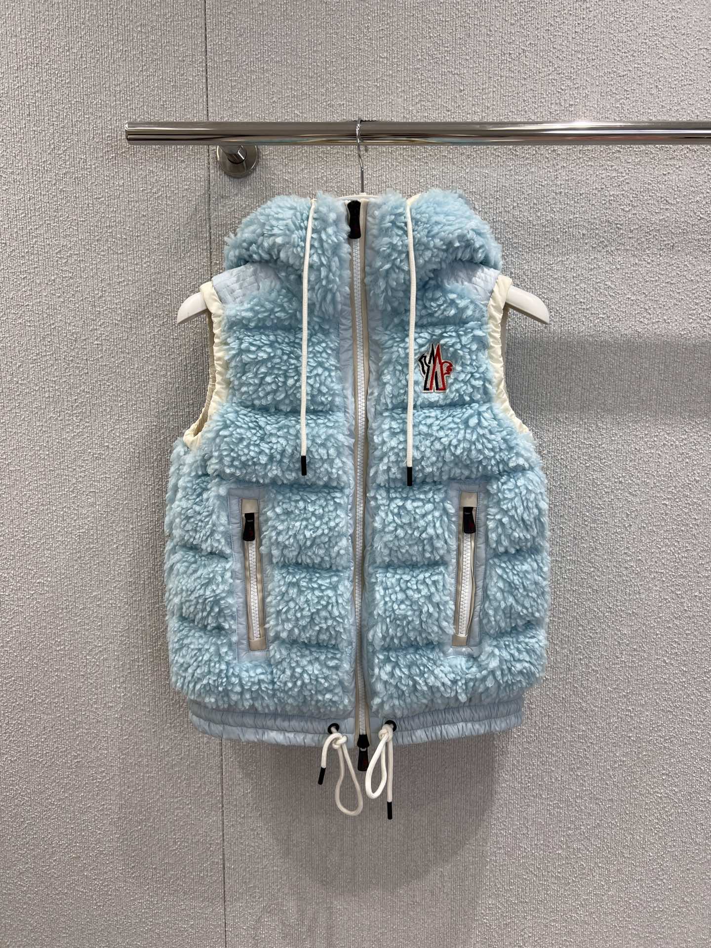 NO:485446,With dust bag Moncle* 25FW early autumn new style Ski series imitation lamb-feather down vest | Exclusive yb development!  High-end production!  Customized environmentally friendly Teddy fur fabric is soft, glutinous and delicate, and elegant double zipper drawstring hem design!  Age-reducing girlish style outfit, national standard down stuffed with light and warm fabric, classic style interpretation of autumn and winter stacking style warm artifact versatile and handsome!  Workmanship quality depends on the details. 1/2/3 real photos of the spot sale, down jacket, alexander wang19860909配防尘袋 Moncle* 25FW早秋新款 滑雪系列仿羊羔毛羽绒马甲丨独家yb开发！高版出品！定制环保泰迪绒毛毛面料软糯细腻,气质双拉链抽绳下摆设计！减龄少女风穿搭,国标羽绒填充轻盈保暖面料,经典版型演绎秋冬叠搭造型保暖神器百搭又帅气！做工品质看细节.现货发售1/2/3实拍细节图,,down jacket,alexander wang,Women's clothing