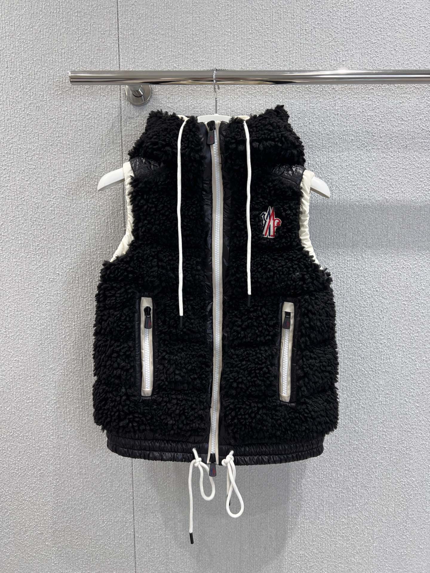 NO:485438,With dust bag Moncle* 25FW early autumn new style Ski series imitation lamb-feather down vest | Exclusive yb development!  High-end production!  Customized environmentally friendly Teddy fur fabric is soft, glutinous and delicate, and elegant double zipper drawstring hem design!  Age-reducing girlish style outfit, national standard down stuffed with light and warm fabric, classic style interpretation of autumn and winter stacking style warm artifact versatile and handsome!  Workmanship quality depends on the details. 1/2/3 real photos of the spot sale, down jacket, alexander wang19860909配防尘袋 Moncle* 25FW早秋新款 滑雪系列仿羊羔毛羽绒马甲丨独家yb开发！高版出品！定制环保泰迪绒毛毛面料软糯细腻,气质双拉链抽绳下摆设计！减龄少女风穿搭,国标羽绒填充轻盈保暖面料,经典版型演绎秋冬叠搭造型保暖神器百搭又帅气！做工品质看细节.现货发售1/2/3实拍细节图,,down jacket,alexander wang,Women's clothing