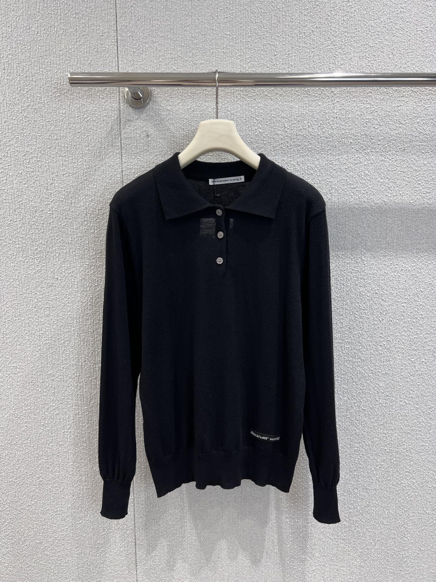 NO:488068,Support replacement Alexand*r wang 25Fw early autumn new model micro-label lapel knitted top丨Exclusive high-end production!  Customized imported wool knitted material, lapel long-sleeved sweater style, silhouette and shoulder-falling design, the upper body presents a casual and lazy style, the button half-opening increases the beautiful and casual feeling of the outfit, and the inner wear is brilliant and fashionable. The hem is embroidered with letter embroidered logo to highlight the brand style, and the outfit is relaxed and comfortable!  S/M/L real photos, sweaters, alexander wang19860909支持换款 Alexand*r wang 25Fw早秋新款 微标翻领针织上衣丨独家高版出品！定制进口羊毛针织材质 翻领长袖毛衣版型 廓形落肩设计 上身呈现休闲慵懒的穿搭格调 钮扣半开襟增加穿搭美高休闲感 单穿内搭都出彩时髦 衣摆点缀字母刺绣徽标 凸显品牌格调 穿搭松弛舒适！现货发售S/M/L实拍细节图,,sweaters,alexander wang,Women's clothing