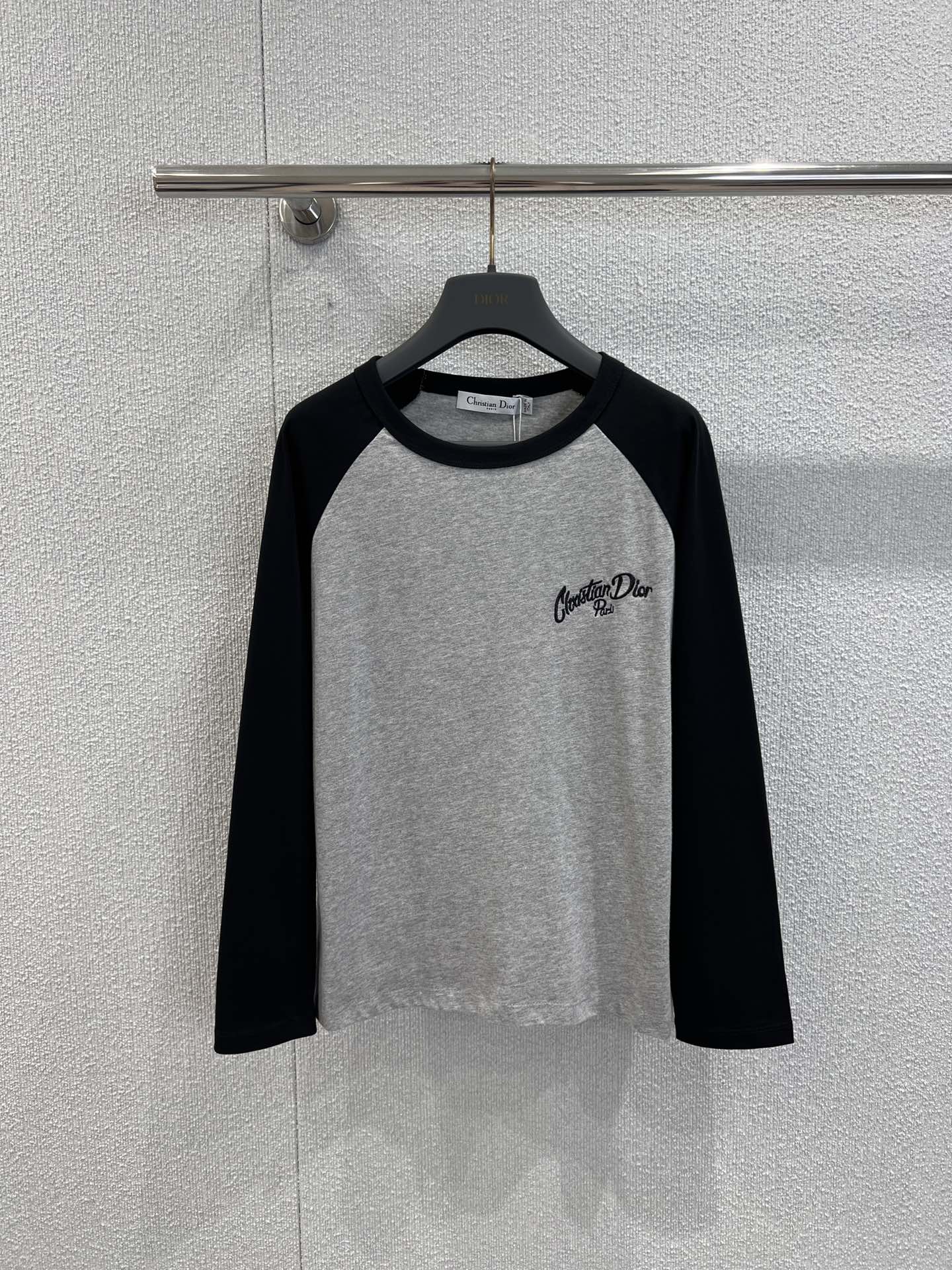 NO:486686,Support replacement Dio* 25Fw early autumn new style letter embroidered round neck long-sleeved T-shirt丨Exclusive high-end production!  The gray-black contrasting ragdoll sleeve design breaks the monotony. The chest has exquisite brand letter embroidery to add fashion sense and recognition. The overall style is loose and comfortable, and the fabric is skin-friendly. Whether it is worn alone or with a jacket, it can easily create a casual and unique style, suitable for a variety of dressing scenes. S/M/L real-life details pictures, dior, jackets & coats,tees, t-shirt, alexander wang19860909支持换款 Dio* 25Fw早秋新款 字母刺绣圆领长袖T恤丨独家高版出品！采用灰黑撞色插肩袖设计,打破单调.胸前有精致的品牌字母刺绣,增添时尚感与辨识度.整体版型宽松舒适,面料亲肤,无论是单穿还是搭配外套,都能轻松打造出休闲又不失个性的风格,适配多种穿搭场景.现货发售S/M/L实拍细节图,,dior,jackets & coats,tees，t-shirt,alexander wang,Women's clothing