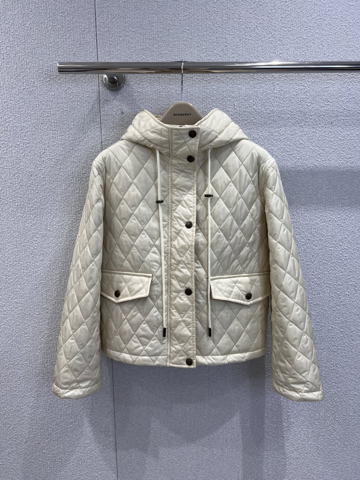 NO:485397,Support replacement Burber* 25FW early autumn new style diamond quilted hooded cotton jacket | Exclusive yb development!  High-end production!  Detailed design of corduroy element flip pocket, small and short classic style interprets the autumn and winter stacking style to keep warm!  Age-reducing girls are versatile and handsome!  Lightweight and warm fabric, the quality of the imported machine gap depends on the details. S/M/L real photos of S/M/L are sold in stock, burberry, jackets & coats, hats, alexander wang19860909支持换款 Burber* 25FW早秋新款 菱形绗缝连帽棉服外套丨独家yb开发！高版出品！灯芯绒元素翻盖口袋细节设计,小短款经典版型演绎秋冬叠搭造型保暖神器！减龄少女百搭又帅气！轻盈保暖面料,进口机缝隙做工品质看细节.现货发售S/M/L实拍细节图,,burberry,jackets & coats,hats,alexander wang,Women's clothing