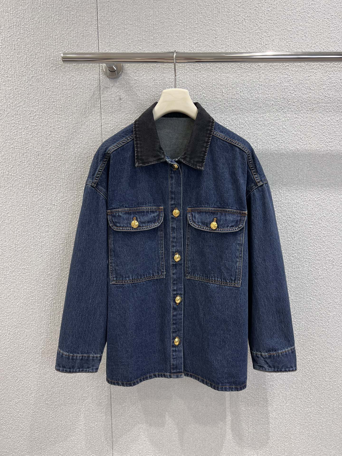 NO:485417,Support replacement Icedus* 25FW early autumn new style, silhouette gold buckle loose casual denim jacket丨Exclusive yb development!  High-end production!  The slack wash-water cotton denim has clear texture and texture. The more you go, the feel silhouette is cut oversize, the shoulder line is slightly expanded, and the neat sense of the hem balances the looseness. The golden buttons on the placket and pocket are the finishing touch. The texture of the bronze gold is full and the collides with denim blue to create a spark of 'combination of old and new'. The splicing of black lapels, rolled sleeves and denim blue instantly makes the basic model special!  Breaking the monotony of the denim jacket, there is a bit of cool and cool layering to balance slack and exquisiteness!  S/M/L real photos of details for sale in stock, versace, jackets & coats, alexander wang19860909支持换款 Icedus* 25FW早秋新款 廓形金扣宽松休闲牛仔外套丨独家yb开发！高版出品！松弛感洗水棉质牛仔布,纹理清晰有质感,越穿越有feel廓形剪裁oversize,肩线微微外扩,下摆的利落感平衡了松垮度 门襟和口袋的金色纽扣是点睛之笔,古铜金质感拉满和牛仔蓝碰撞出“新旧融合”的火花.黑色翻领、翻卷袖和牛仔蓝的拼接,瞬间让基础款变特别！打破牛仔外套的单调感,多了几分酷飒的层次拿捏松弛与精致的平衡！现货发售S/M/L实拍细节图,,versace,jackets & coats,alexander wang,Women's clothing