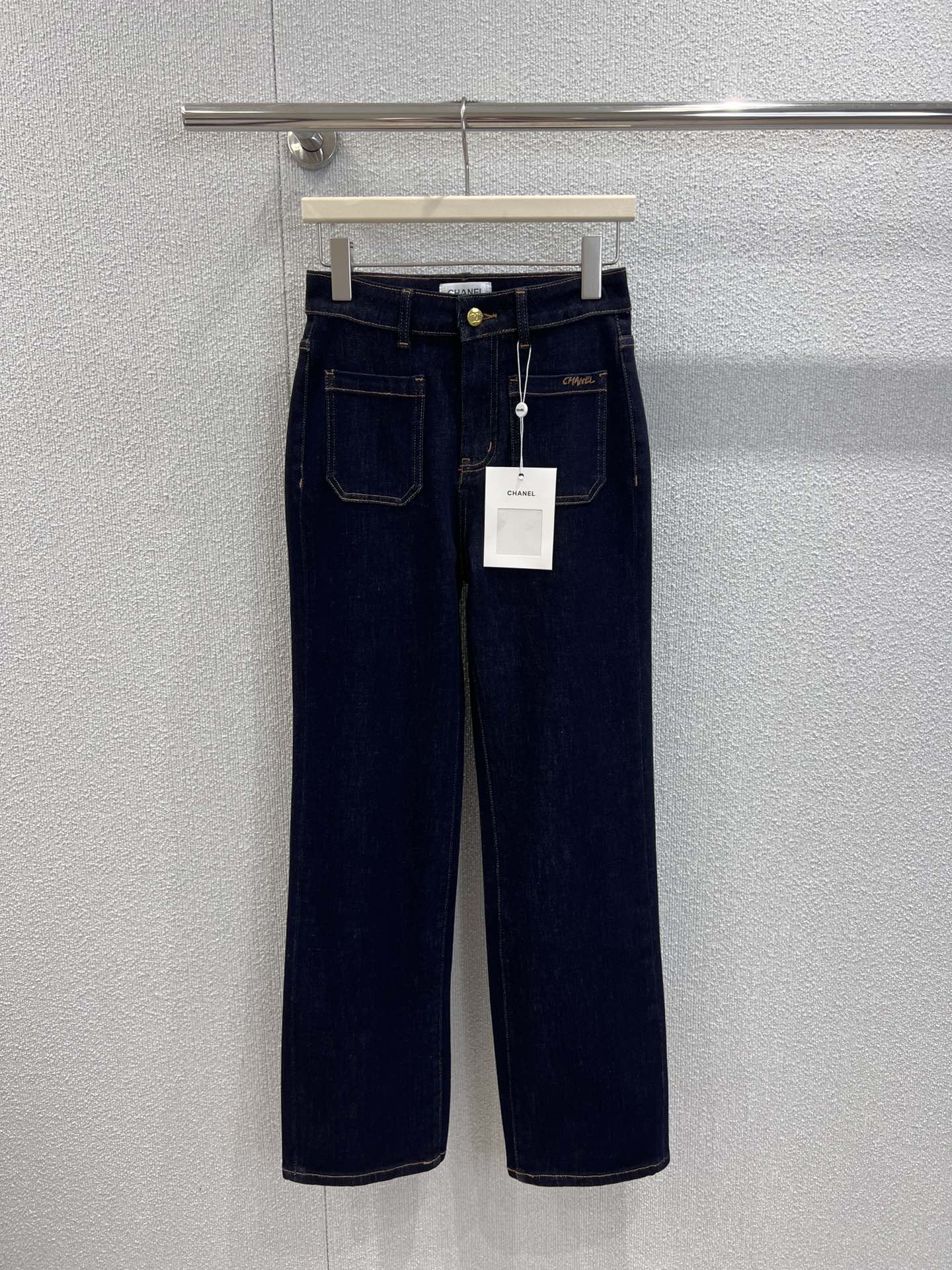 NO:486703,Support for replacement Chane* 25Fw early autumn new style, embroidered letters double pocket jeans trousers | Exclusive high-end production!  Very high-end dark denim color fabric thickness suitable for spring, autumn and winter ~ The fabric is delicate, soft, high waist straight-tube style, upper body, slimming, who wears the legs, who will look slimming, who will look slimming, any body can be used in all shapes. It is very good to match it at will, custom hardware accessories, workmanship quality, details, S/M/L on sale in stock, chanel, alexander wang19860909支持换款 Chane* 25Fw早秋新款 刺绣字母双口袋牛仔长裤丨独家高版出品！很高级的深色牛仔色系面料厚度适合春秋冬~ 面料纹路细腻上身柔软高腰直筒版型上身显瘦显腿长谁穿谁显瘦系列任何身形都可驾驭百搭款 随意一搭都非常好看定制五金配件做工品质看细节 现货发售S/M/L实拍细节图,,chanel,alexander wang,Women's clothing