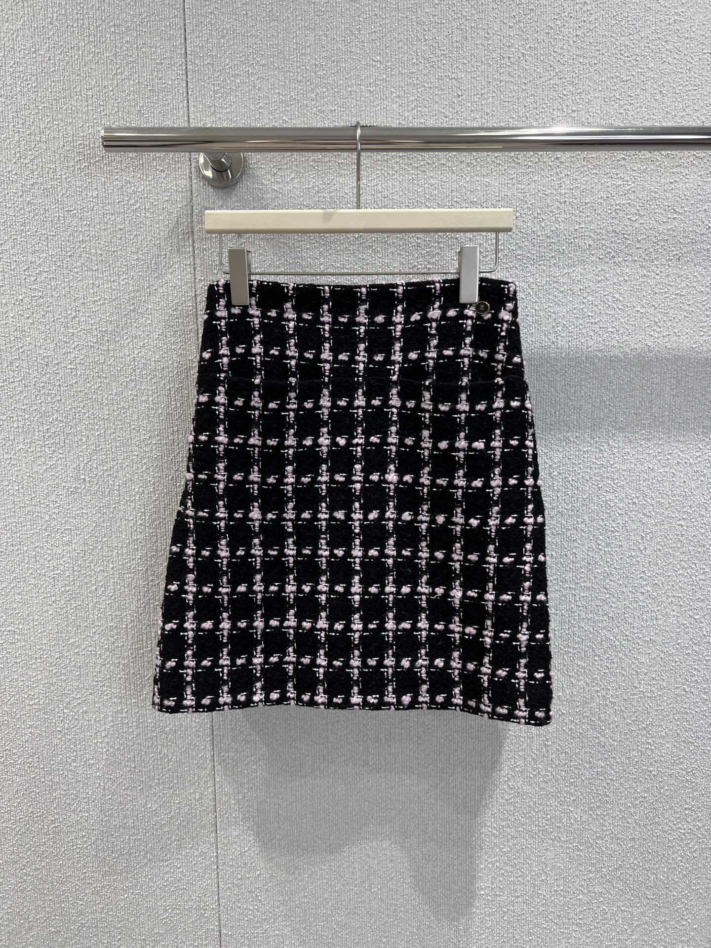NO:486704,Skirt supports replacement Chane* 25B high-end handicraft workshop series new style plaid thick flower jacket + skirt suit | Exclusive yb development!  High-end production!  The thick striped wool fabric creates a model of celebrity style. The style of celebrity suit. The front closure of the jacket is single-row printed round button and exquisite pink and black woven texture. Luxurious and elegant. The fur fur fur fur fur edge decoration at the waist and pocket edges are elegant and charming. Rich design layering. Paired with the same series of micro-A straight skirts, the first choice for fashionable and exquisite outfits!  S/M/L real photos of details, chanel, skirts, jackets & coats, alexander wang19860909半裙支持换款 Chane* 25B高级手工坊系列新款 格纹粗花尼外套+半裙套装丨独家yb开发！高版出品！粗花条纹毛呢面料打造名媛风典范 名媛套装版型 外套前襟单排印刻圆扣精致粉黑色系编织纹理 奢华不失雅致 腰间和口袋边缘毛絮流苏边装饰 优雅迷人 丰富设计层次感 搭配同系列微A直筒半裙 时髦精穿搭首选！现货发售S/M/L实拍细节图,,chanel,skirts,jackets & coats,alexander wang,Women's clothing