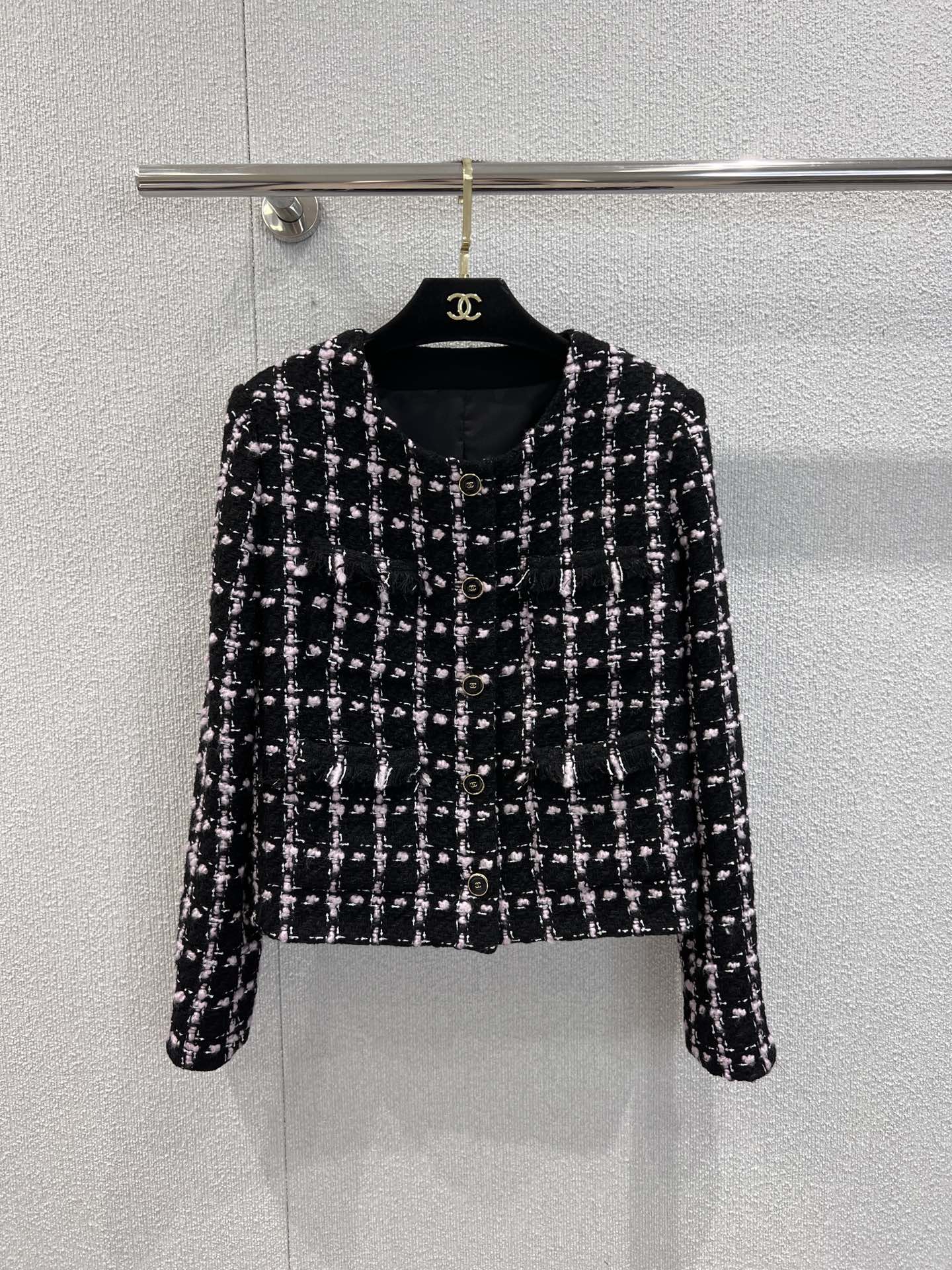 NO:486698,Jacket supports replacement Chane* 25B high-end handicraft workshop series new style plaid thick flower jacket + skirt suit 丨Exclusive yb development!  High-end production!  The thick striped wool fabric creates a model of celebrity style. The style of celebrity suit. The front closure of the jacket is single-row printed round button and exquisite pink and black woven texture. Luxurious and elegant. The fur fur fur fur fur edge decoration at the waist and pocket edges are elegant and charming. Rich design layering. Paired with the same series of micro-A straight skirts, the first choice for fashionable and exquisite outfits!  S/M/L real photos of details, chanel, skirts, jackets & coats, alexander wang19860909外套支持换款 Chane* 25B高级手工坊系列新款 格纹粗花尼外套+半裙套装丨独家yb开发！高版出品！粗花条纹毛呢面料打造名媛风典范 名媛套装版型 外套前襟单排印刻圆扣精致粉黑色系编织纹理 奢华不失雅致 腰间和口袋边缘毛絮流苏边装饰 优雅迷人 丰富设计层次感 搭配同系列微A直筒半裙 时髦精穿搭首选！现货发售S/M/L实拍细节图,,chanel,skirts,jackets & coats,alexander wang,Women's clothing