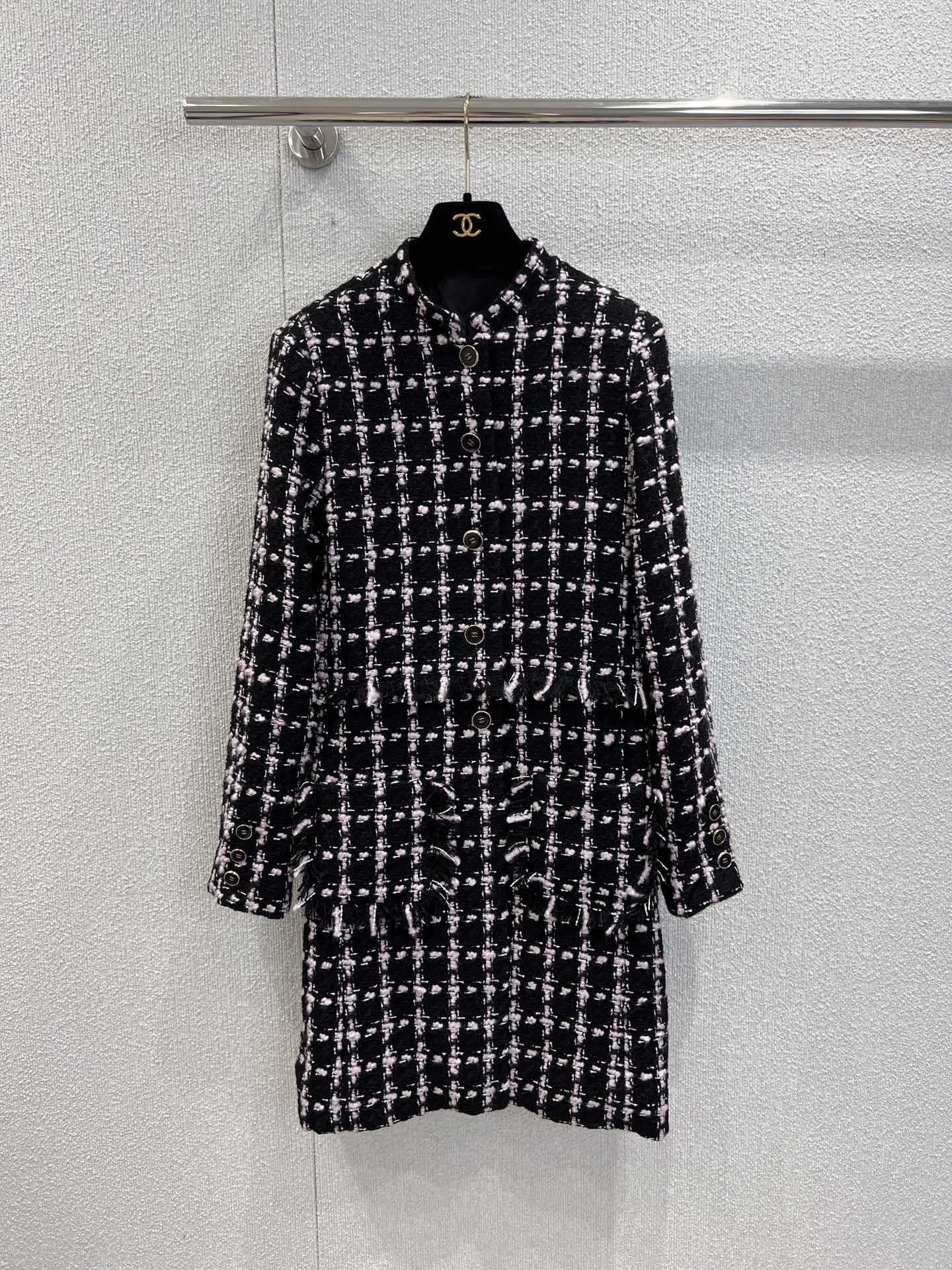 NO:486697,Support for replacement Chane* 25B high-end handicraft workshop series new style plaid thick flower nylon jacket | Exclusive yb development!  High-end production!  Tweed woven fabric, black and pink tweed, has an elegant and fashionable feeling. It is customized with open molds. Classic high-end classic plaid pattern is an eternal interpretation of elegance. Every pattern tells the profound heritage of the brand. The round neck small standing collar design outlines the soft line of the neck. Every detail shows the excellent craftsmanship of the top workshop. The style is super positive. The upper body is atmospheric and elegant. The real details of S/M/L are on sale in stock. Chanel, jackets & coats, alexander wang19860909支持换款 Chane* 25B高级手工坊系列新款 格纹粗花尼长款外套丨独家yb开发！高版出品！粗花呢编织面料 黑拼粉花呢 有一种优雅又时髦娇俏感 搭配开模定制黑色纽扣 经典高级 经典格纹图案,是香对优雅的永恒诠释,每一道纹路都诉说着品牌的深厚底蕴.圆领小立领设计,勾勒出颈部柔美线 每一处细节皆彰显顶级工坊的卓越匠心 版型超正 上身大气上档次 现货发售S/M/L实拍细节图,,chanel,jackets & coats,alexander wang,Women's clothing