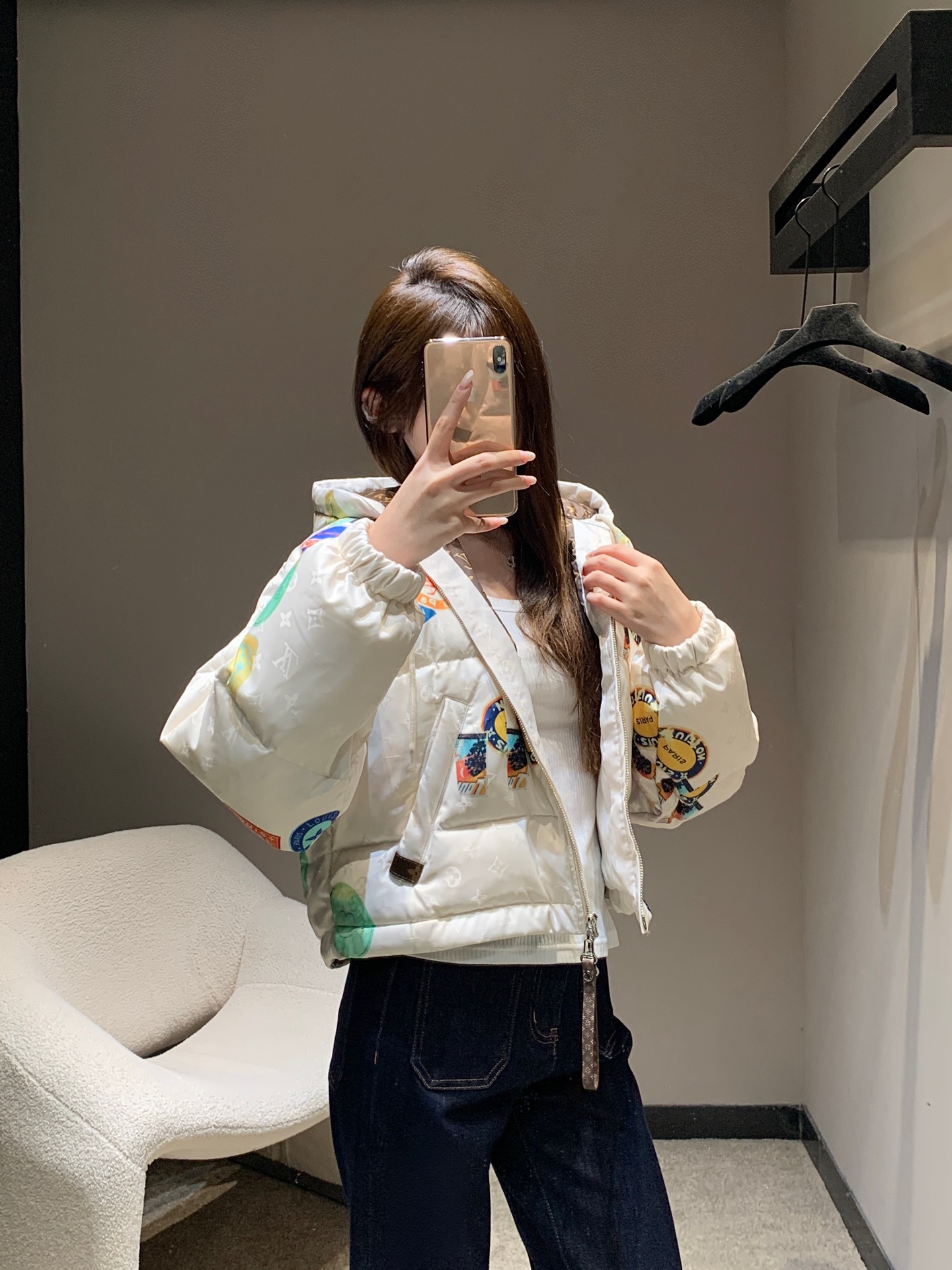 NO:485434,Louis Vuitt*n 25Fw autumn and winter new style Flying seal printed down jacket jacket | Exclusive high-end production!  Straight is the perfect fusion of fashion and warmth!  The white main tone is clean and refreshing, and the colorful flying seal patterns are full of vitality and personality, as if you wear the freedom and fun of the sky on your body. The hooded design is thoughtful and stylish, and the short style is neat to show your figure. Whether it is matched with jeans or other items, you can easily create an eye-catching winter style, bringing you a sense of fashion and warm protection in the cold season~ S/M/L on sale in stock, louis vuitton, jeans, jackets & coats, down jacket, hats, alexander wang19860909Louis Vuitt*n 25Fw秋冬新款 飞行印章印花羽绒服外套丨独家高版出品！直是时尚与保暖的完美融合！白色主调干净清爽,遍布的多彩飞行印章图案,充满活力与个性,仿佛把天空的自由与趣味都穿在了身上.连帽设计贴心又有型,短款版型利落显身材,无论是搭配牛仔裤还是其他单品,都能轻松打造出吸睛的冬日造型,为你在寒冷季节里带来满满时尚感与温暖守护～现货发售S/M/L,,louis vuitton,jeans,jackets & coats,down jacket,hats,alexander wang,Women's clothing