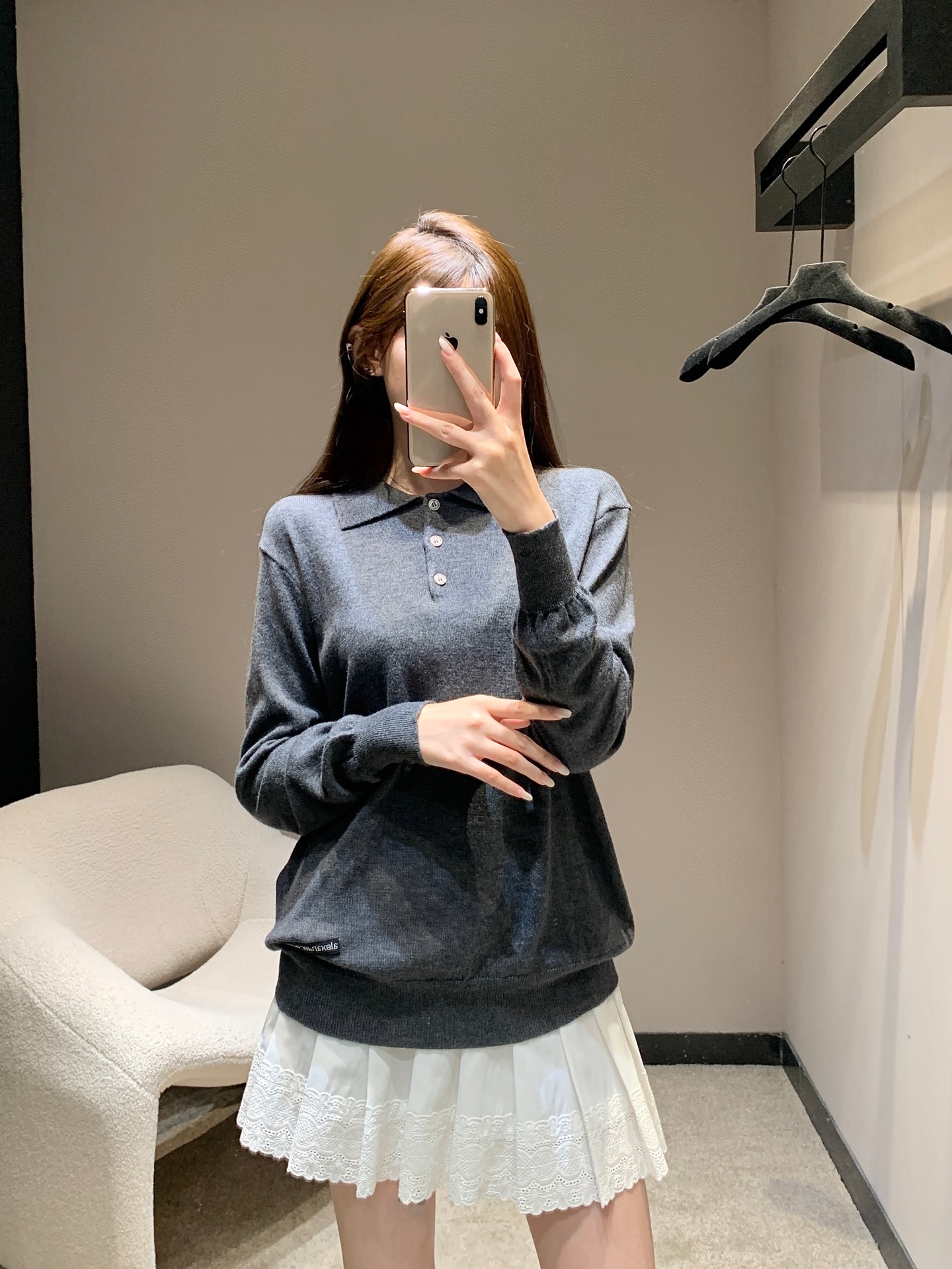 NO:488089,Alexand*r wang 25Fw early autumn new style micro-label lapel knitted top丨Exclusive high-end production!  Customized imported wool knitted material, lapel long-sleeved sweater style, silhouette and shoulder-falling design, the upper body presents a casual and lazy style, the button half-opening increases the beautiful and casual feeling of the outfit, and the inner wear is brilliant and fashionable. The hem is embroidered with letter embroidered logo to highlight the brand style, and the outfit is relaxed and comfortable!  S/M/L, Sweaters, alexander wang19860909Alexand*r wang 25Fw早秋新款 微标翻领针织上衣丨独家高版出品！定制进口羊毛针织材质 翻领长袖毛衣版型 廓形落肩设计 上身呈现休闲慵懒的穿搭格调 钮扣半开襟增加穿搭美高休闲感 单穿内搭都出彩时髦 衣摆点缀字母刺绣徽标 凸显品牌格调 穿搭松弛舒适！现货发售S/M/L,,sweaters,alexander wang,Women's clothing