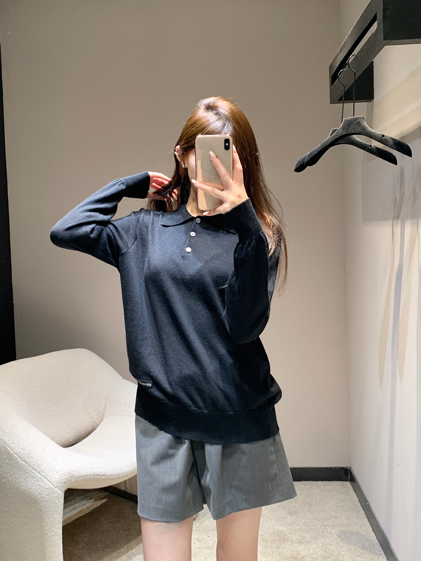 NO:488077,Alexand*r wang 25Fw early autumn new style micro-label lapel knitted top丨Exclusive high-end production!  Customized imported wool knitted material, lapel long-sleeved sweater style, silhouette and shoulder-falling design, the upper body presents a casual and lazy style, the button half-opening increases the beautiful and casual feeling of the outfit, and the inner wear is brilliant and fashionable. The hem is embroidered with letter embroidered logo to highlight the brand style, and the outfit is relaxed and comfortable!  S/M/L, Sweaters, alexander wang19860909Alexand*r wang 25Fw早秋新款 微标翻领针织上衣丨独家高版出品！定制进口羊毛针织材质 翻领长袖毛衣版型 廓形落肩设计 上身呈现休闲慵懒的穿搭格调 钮扣半开襟增加穿搭美高休闲感 单穿内搭都出彩时髦 衣摆点缀字母刺绣徽标 凸显品牌格调 穿搭松弛舒适！现货发售S/M/L,,sweaters,alexander wang,Women's clothing