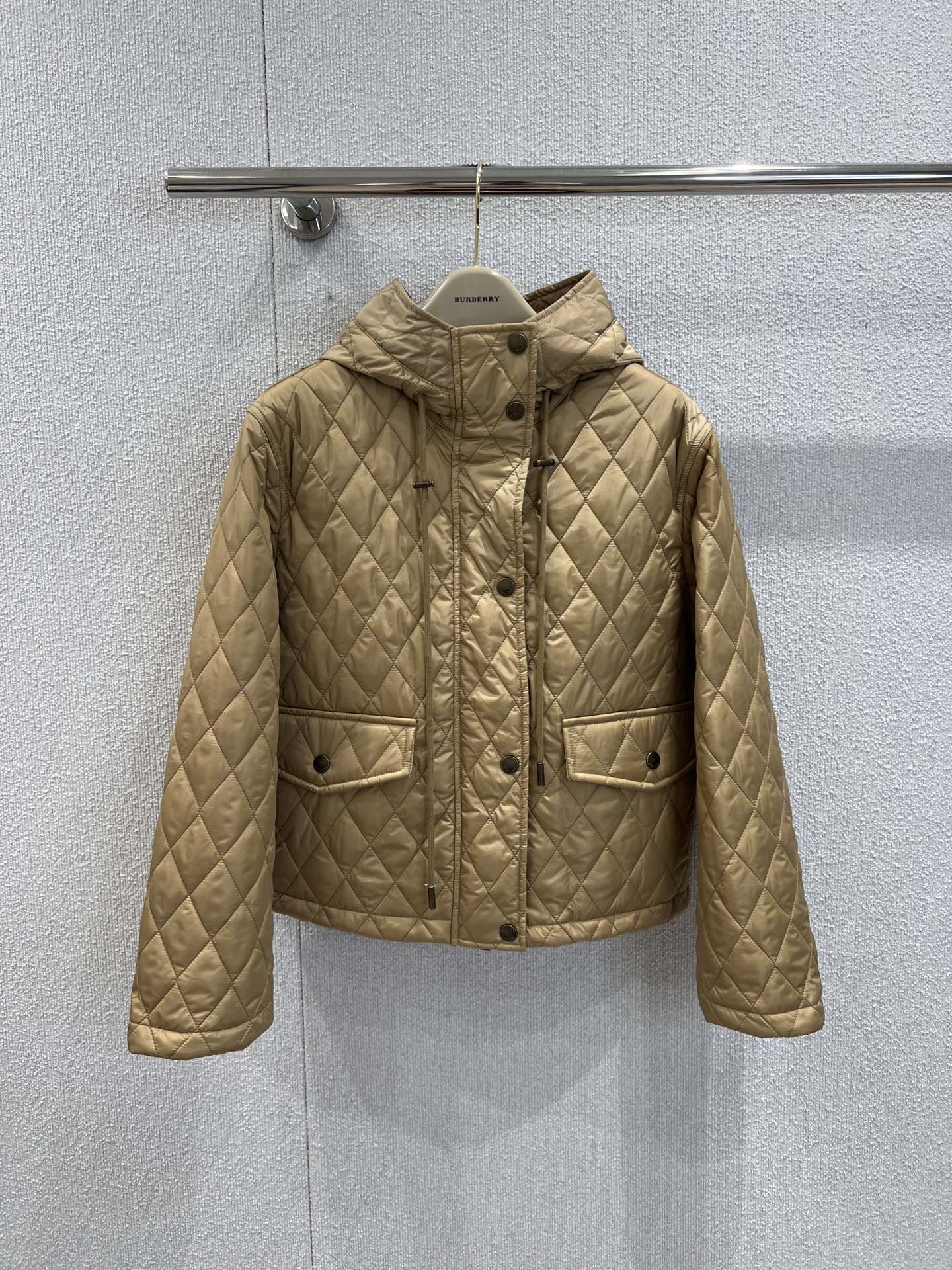 NO:499242,Support replacement Burber* 25FW early autumn new style diamond quilted hooded cotton jacket | Exclusive yb development!  High-end production!  Detailed design of corduroy element flip pocket, small and short classic style interprets the autumn and winter stacking style to keep warm!  Age-reducing girls are versatile and handsome!  Lightweight and warm fabric, the quality of the imported machine gap depends on the details. S/M/L real photos of S/M/L are sold in stock, burberry, jackets & coats, hats, alexander wang19860909支持换款 Burber* 25FW早秋新款 菱形绗缝连帽棉服外套丨独家yb开发！高版出品！灯芯绒元素翻盖口袋细节设计,小短款经典版型演绎秋冬叠搭造型保暖神器！减龄少女百搭又帅气！轻盈保暖面料,进口机缝隙做工品质看细节.现货发售S/M/L实拍细节图,,burberry,jackets & coats,hats,alexander wang,Women's clothing