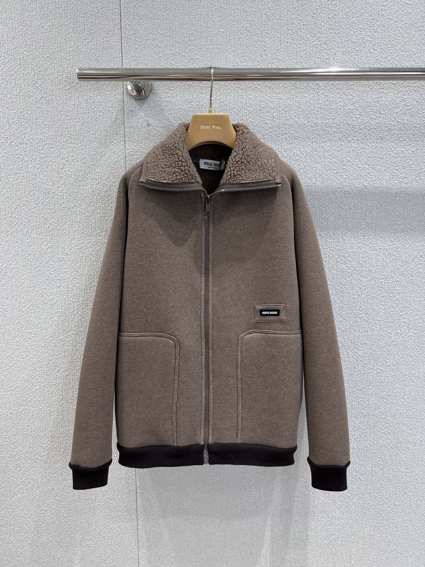 NO:486743,Support replacement Miumi* 25Fw early autumn new style soft silhouette lamb fur coat | Exclusive yb development!  High-end production!  Warm colors, with gentle filters, fluffy inside, warm and healing~ Paired with pink clothes and plaid skirts, the sweet and cool feeling is directly filled with, the autumn and winter atmosphere is here, whoever wears it looks good, it is a sure eye-catching weapon to be released on the street, S/M/L real-life detailed pictures, miumiu, skirts, jackets & coats, alexander wang19860909支持换款 Miumi* 25Fw早秋新款 软乎乎廓形羊羔毛外套丨独家yb开发！高版出品！暖呼呼的颜色,自带温柔滤镜,内里毛绒绒的,保暖又治愈～搭配粉衣和格纹裙,甜酷感直接拉满,秋冬氛围感这不就有了,谁穿谁好看,妥妥的出街吸睛利器现货发售S/M/L实拍细节图,,miumiu,skirts,jackets & coats,alexander wang,Women's clothing