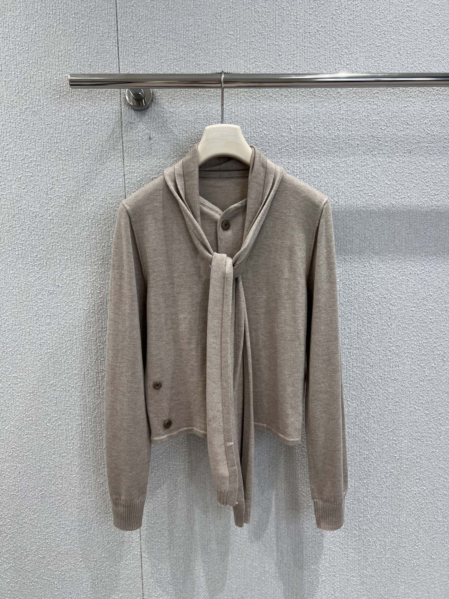 NO:486811,Support replacement Lem*ire 25Fw early autumn new style wool blend scarf collar knitted cardigan | Exclusive yb development!  High-end production!  So good at designing~ Soft light tones, with high-end filters, unique design of scarf collar, casual and very stylish, mercerized wool blended material is skin-friendly and warm. Paired with white bottoms, it is simple and exquisite, and the early autumn atmosphere is directly full, so you can easily wear a lazy and high-end French style. S/M/L real-life details pictures, alexander wang19860909支持换款 Lem*ire 25Fw早秋新款 羊毛混纺围巾领针织开衫丨独家yb开发！高版出品！太会玩设计啦～柔和的浅色调,自带高级感滤镜,围巾领的独特设计,随性一系就很有腔调,丝光羊毛混纺材质亲肤又保暖.搭配白色下装,简约又不失精致,早秋氛围感直接拉满,轻松穿出慵懒高级的法式风情现货发售S/M/L实拍细节图,,alexander wang,Women's clothing