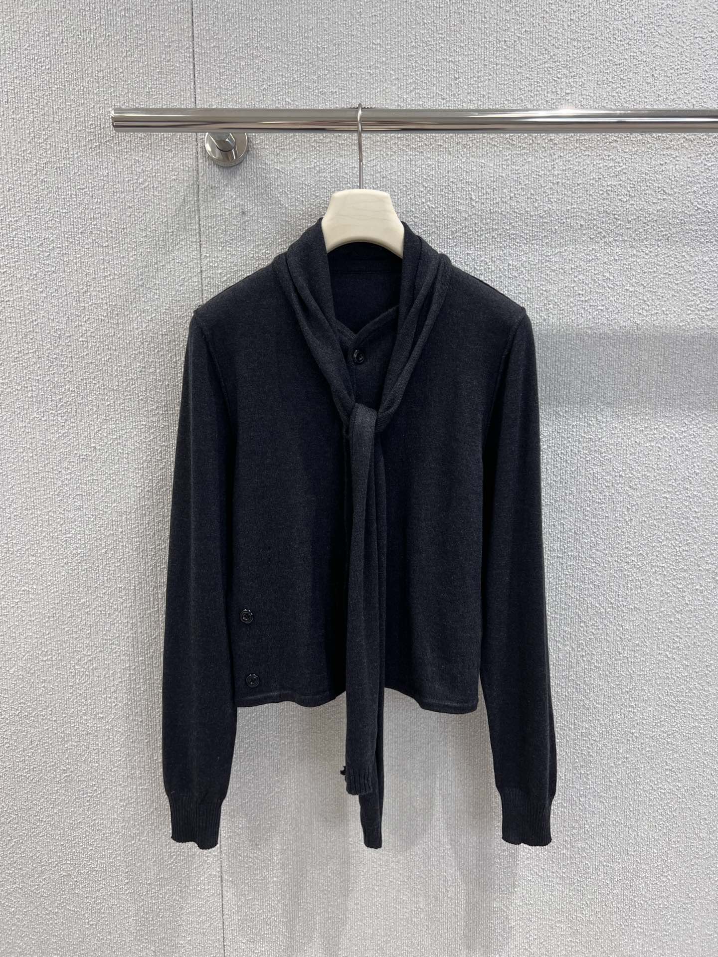 NO:486824,Support replacement Lem*ire 25Fw early autumn new style wool blend scarf collar knitted cardigan | Exclusive yb development!  High-end production!  So good at designing~ Soft light tones, with high-end filters, unique design of scarf collar, casual and very stylish, mercerized wool blended material is skin-friendly and warm. Paired with white bottoms, it is simple and exquisite, and the early autumn atmosphere is directly full, so you can easily wear a lazy and high-end French style. S/M/L real-life details pictures, alexander wang19860909支持换款 Lem*ire 25Fw早秋新款 羊毛混纺围巾领针织开衫丨独家yb开发！高版出品！太会玩设计啦～柔和的浅色调,自带高级感滤镜,围巾领的独特设计,随性一系就很有腔调,丝光羊毛混纺材质亲肤又保暖.搭配白色下装,简约又不失精致,早秋氛围感直接拉满,轻松穿出慵懒高级的法式风情现货发售S/M/L实拍细节图,,alexander wang,Women's clothing