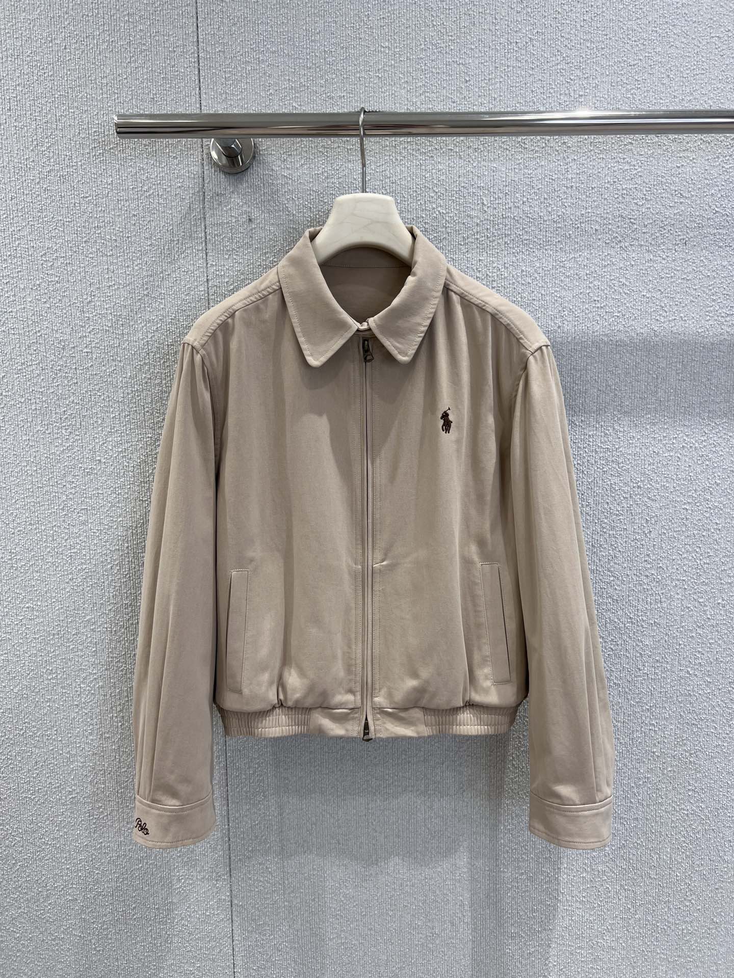 NO:489237,Support replacement Ralph Laur*n 25Fw autumn and winter new style classic pony embroidered lapel jacket | Exclusive high-end production!  This jacket is simple and stylish, with a versatile and versatile color tone. The lapel design is neat and elegant, the zipper is easy to put on and off, the exquisite pony logo on the chest increases brand recognition, and the pockets on both sides are practical and beautiful. Whether it is daily going out or commuting, it can easily create a casual and stylish outfit style. S/M/L real-life details pictures are available in stock, loro piana, jackets & coats, jackets & coats, alexander wang19860909支持换款 Ralph Laur*n 25Fw秋冬新款 经典款小马刺绣翻领夹克外套丨独家高版出品！这款夹克简约又有型,浅卡其色调百搭不挑人.翻领设计利落大方,拉链开合方便穿脱,胸前精致小马标增添品牌辨识度,两侧口袋实用又美观,无论是日常出街还是通勤,都能轻松打造出休闲又不失格调的穿搭风格.现货发售S/M/L实拍细节图,,loro piana,jackets & coats,jackets & coats,alexander wang,Women's clothing