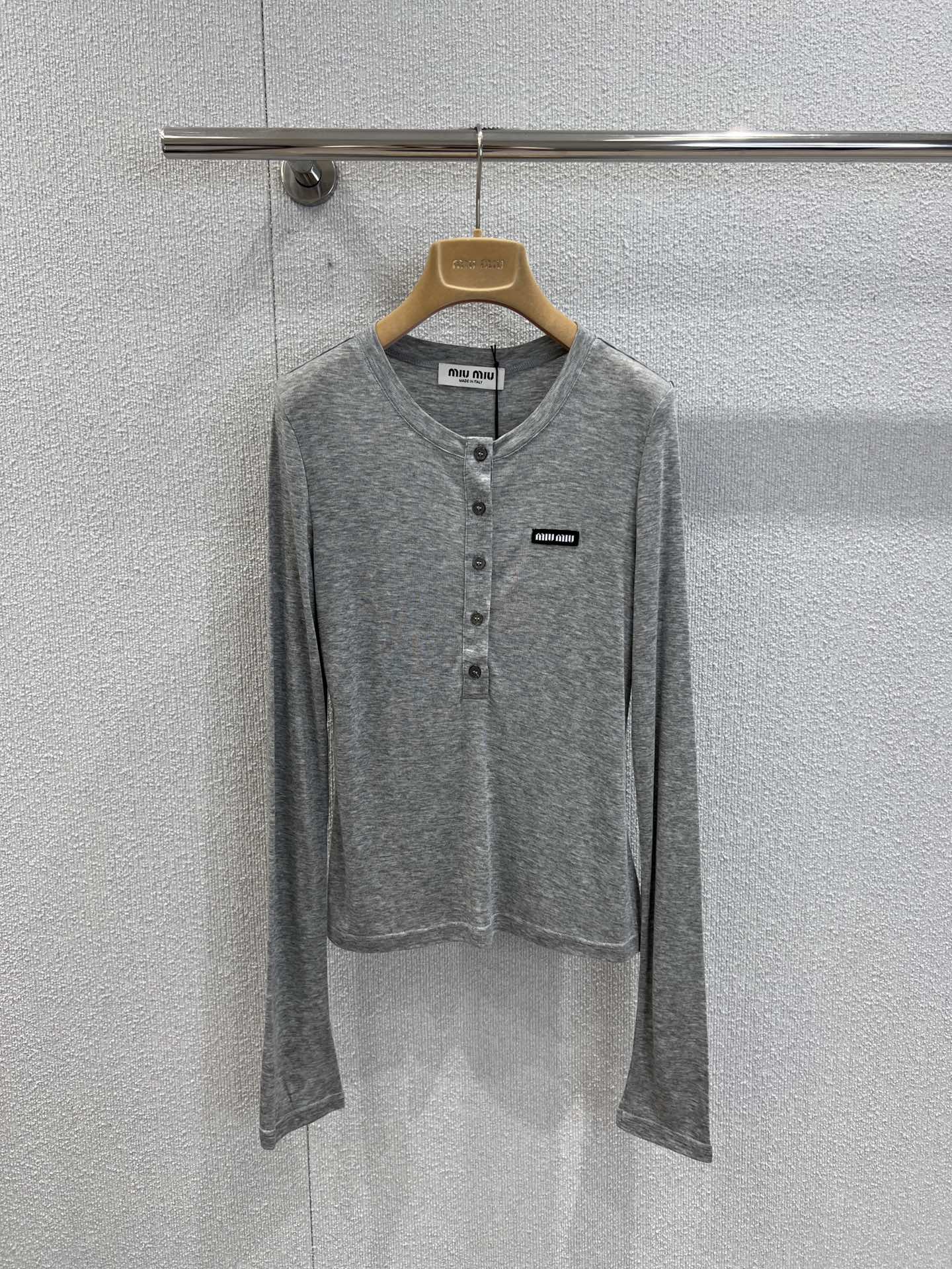 NO:486778,Support replacement MiuMi* 25Fw early autumn new style, Tensi wool long-sleeved base T-shirt丨Exclusive high-end production!  I know how to wear it very well~ gentle wool blended with skin, skin-fitting and breathable, small button design on the neckline, simple and delicate. Paired with a short skirt, casual and figure, it is very good for daily travel or layering, easy to get lazy and high-end feel on the spot S/M/L real-life details pictures, miumiu, skirts, tees, t-shirt, alexander wang19860909支持换款 MiuMi* 25Fw早秋新款 天丝羊毛长袖打底T恤丨独家高版出品！太懂穿搭小心机啦～轻柔天丝混纺羊毛,贴肤又透气,领口小纽扣设计,简约中带点小精致.搭配短裙,休闲又显身材,日常出街或者叠穿都很可,轻松get慵懒高级感现货发售S/M/L实拍细节图,,miumiu,skirts,tees，t-shirt,alexander wang,Women's clothing