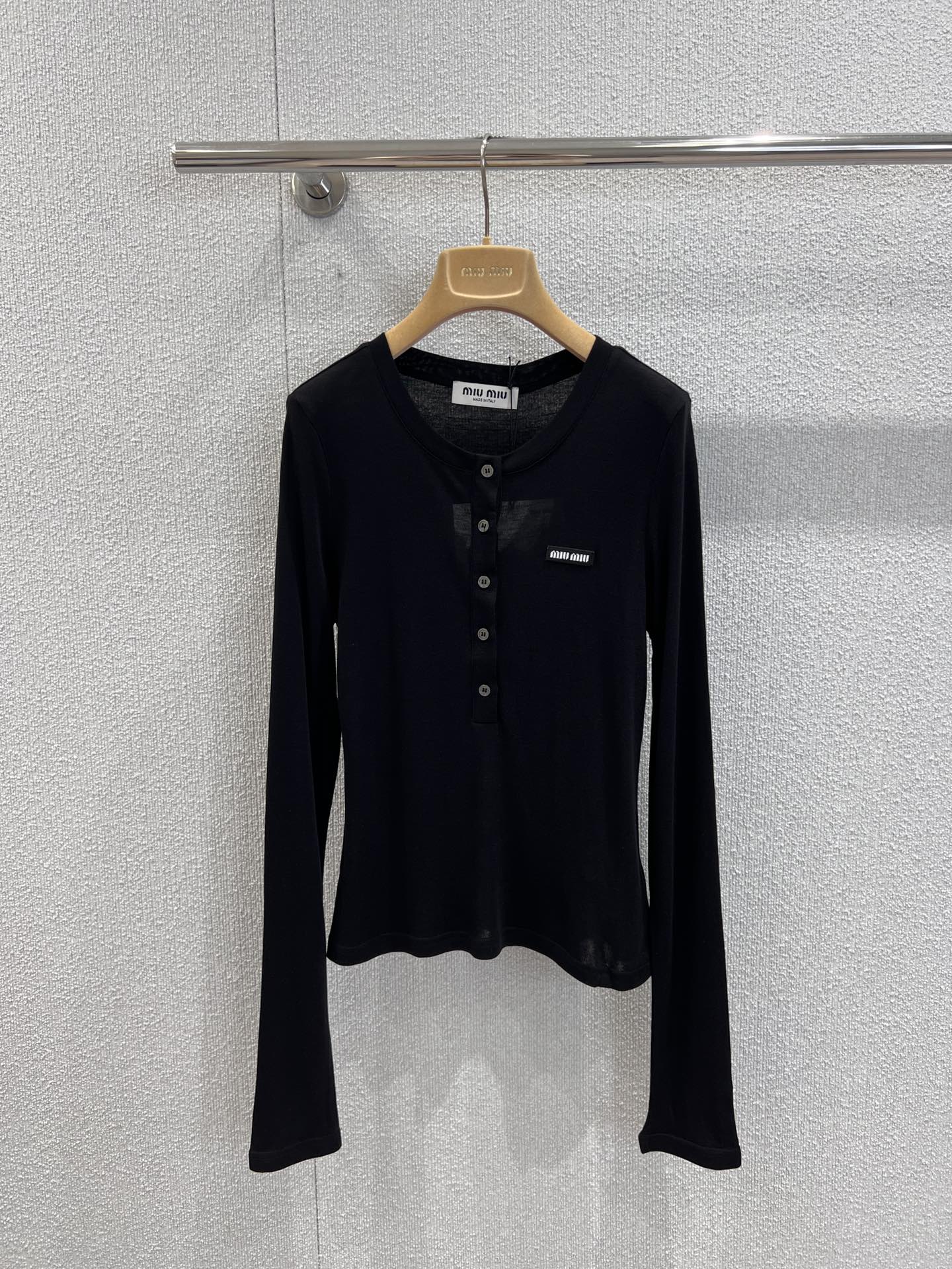 NO:486795,Support replacement MiuMi* 25Fw early autumn new style, Tensi wool long-sleeved base T-shirt丨Exclusive high-end production!  I know how to wear it very well~ gentle wool blended with skin, skin-fitting and breathable, small button design on the neckline, simple and delicate. Paired with a short skirt, casual and figure, it is very good for daily travel or layering, easy to get lazy and high-end feel on the spot S/M/L real-life details pictures, miumiu, skirts, tees, t-shirt, alexander wang19860909支持换款 MiuMi* 25Fw早秋新款 天丝羊毛长袖打底T恤丨独家高版出品！太懂穿搭小心机啦～轻柔天丝混纺羊毛,贴肤又透气,领口小纽扣设计,简约中带点小精致.搭配短裙,休闲又显身材,日常出街或者叠穿都很可,轻松get慵懒高级感现货发售S/M/L实拍细节图,,miumiu,skirts,tees，t-shirt,alexander wang,Women's clothing