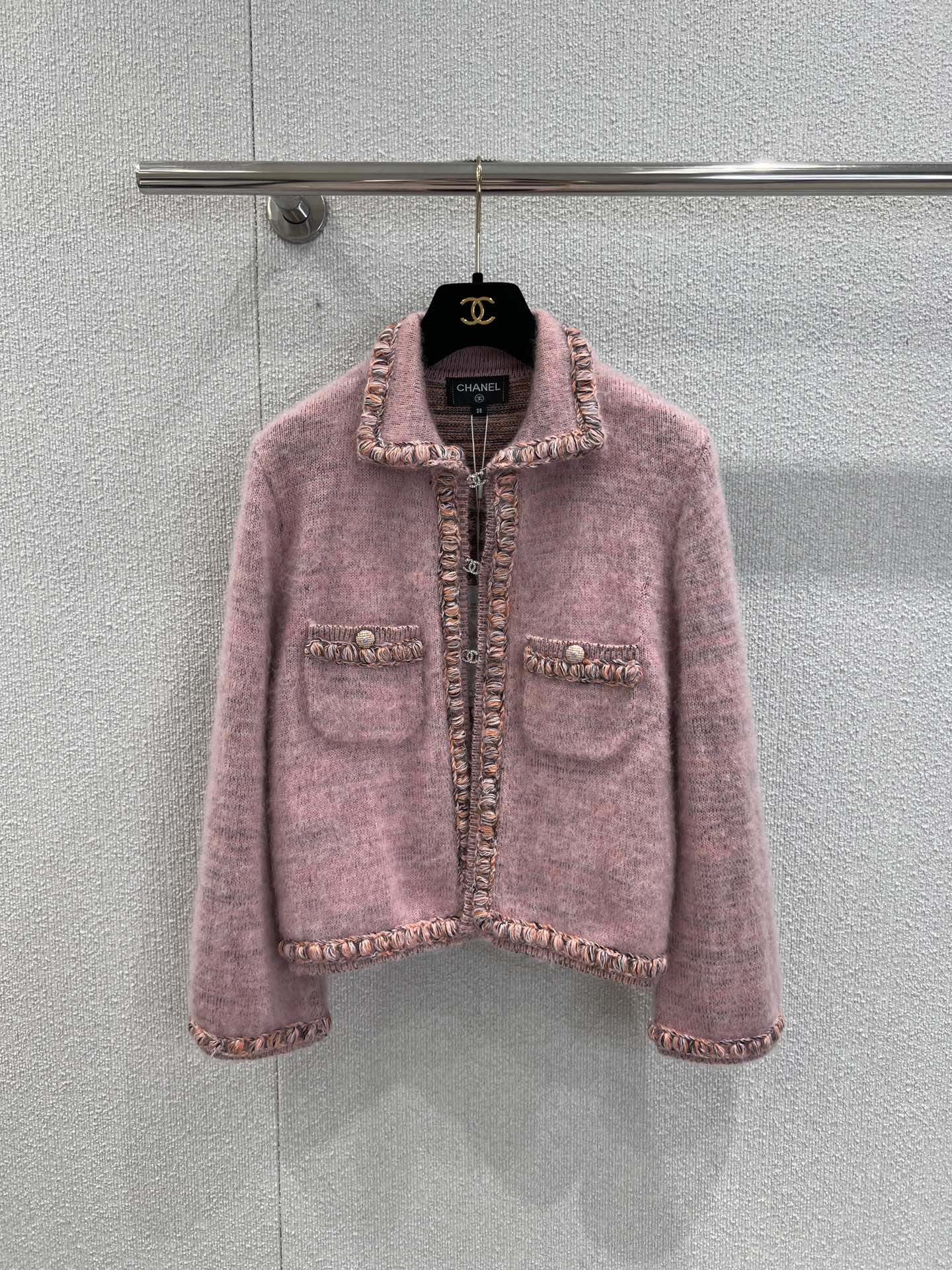 NO:486742,Support for replacement Chane* 25B high-end handicraft workshop series new Coco girl wear flower pink cardigan jacket | Exclusive yb development!  High-end production!  Rhinestone double C hook buckle, a beautiful little fairy white and rich beauty artifact!  Custom-made knitted special yarn webbing lace is beautiful!  Pure handmade diamond edges shine with luxurious style, elegant lapel H small short version, huge slim upper body, and a sensational texture. Gentle and elegant girlish temperament is not picky!  S/M/L real photos, chanel, jackets & coats, alexander wang19860909支持换款 Chane* 25B高级手工坊系列新款 Coco少女穿搭花粉色开衫外套丨独家yb开发！高版出品！水钻双C勾扣 绝美小仙女白富美神器！定制编织特种纱织带花边实物绝美！纯手工点钻包边闪耀奢华,气质翻领H小短款版型上身巨显瘦,奶呼呼的质感.温柔优雅少女风气质不挑人！现货发售S/M/L实拍细节图,,chanel,jackets & coats,alexander wang,Women's clothing