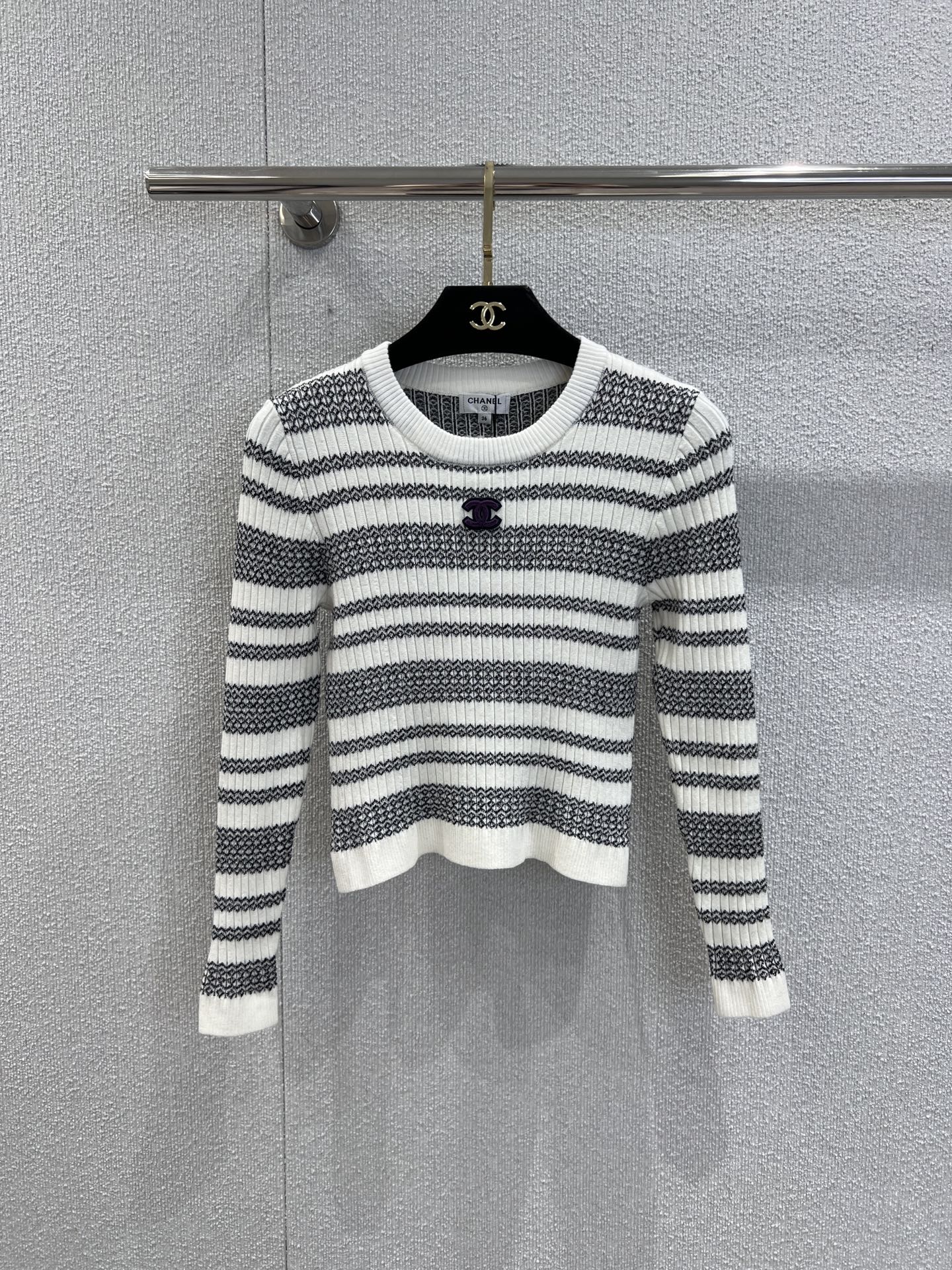 NO:486761,Support replacement Chane* 25Fw early autumn new model, micro-label striped sweater丨Exclusive high-end product!  Striped design is classic and durable, the fabric is soft and skin-friendly, the short style is super proportional, and it is paired with jeans, which is casual and fashionable, and it is suitable for daily travel or dates. Ai Huo Zhu This simple and scheming outfit is available in stock. S/M/L real-life details pictures, chanel, jeans, alexander wang19860909支持换款 Chane* 25Fw早秋新款 微标条纹针织衫丨独家高版出品！条纹设计经典又耐看,面料柔软亲肤,短款版型超显比例,搭配牛仔裤,休闲又时髦,日常出街或者约会都很合适,一整个爱住这种简约又有小心机的穿搭现货发售S/M/L实拍细节图,,chanel,jeans,alexander wang,Women's clothing