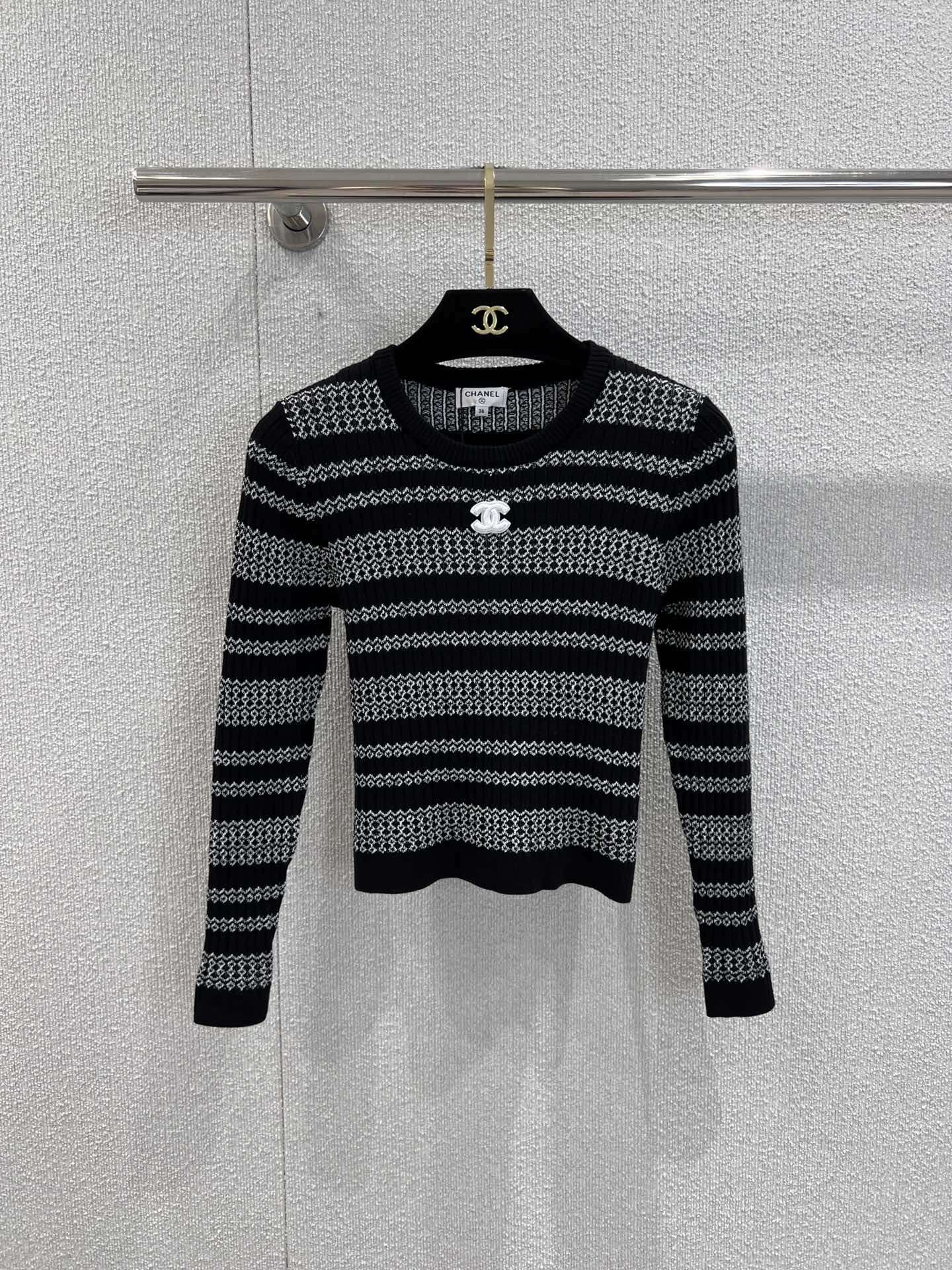 NO:486780,Support replacement Chane* 25Fw early autumn new model, micro-label striped sweater丨Exclusive high-end product!  Striped design is classic and durable, the fabric is soft and skin-friendly, the short style is super proportional, and it is paired with jeans, which is casual and fashionable, and it is suitable for daily travel or dates. Ai Huo Zhu This simple and scheming outfit is available in stock. S/M/L real-life details pictures, chanel, jeans, alexander wang19860909支持换款 Chane* 25Fw早秋新款 微标条纹针织衫丨独家高版出品！条纹设计经典又耐看,面料柔软亲肤,短款版型超显比例,搭配牛仔裤,休闲又时髦,日常出街或者约会都很合适,一整个爱住这种简约又有小心机的穿搭现货发售S/M/L实拍细节图,,chanel,jeans,alexander wang,Women's clothing