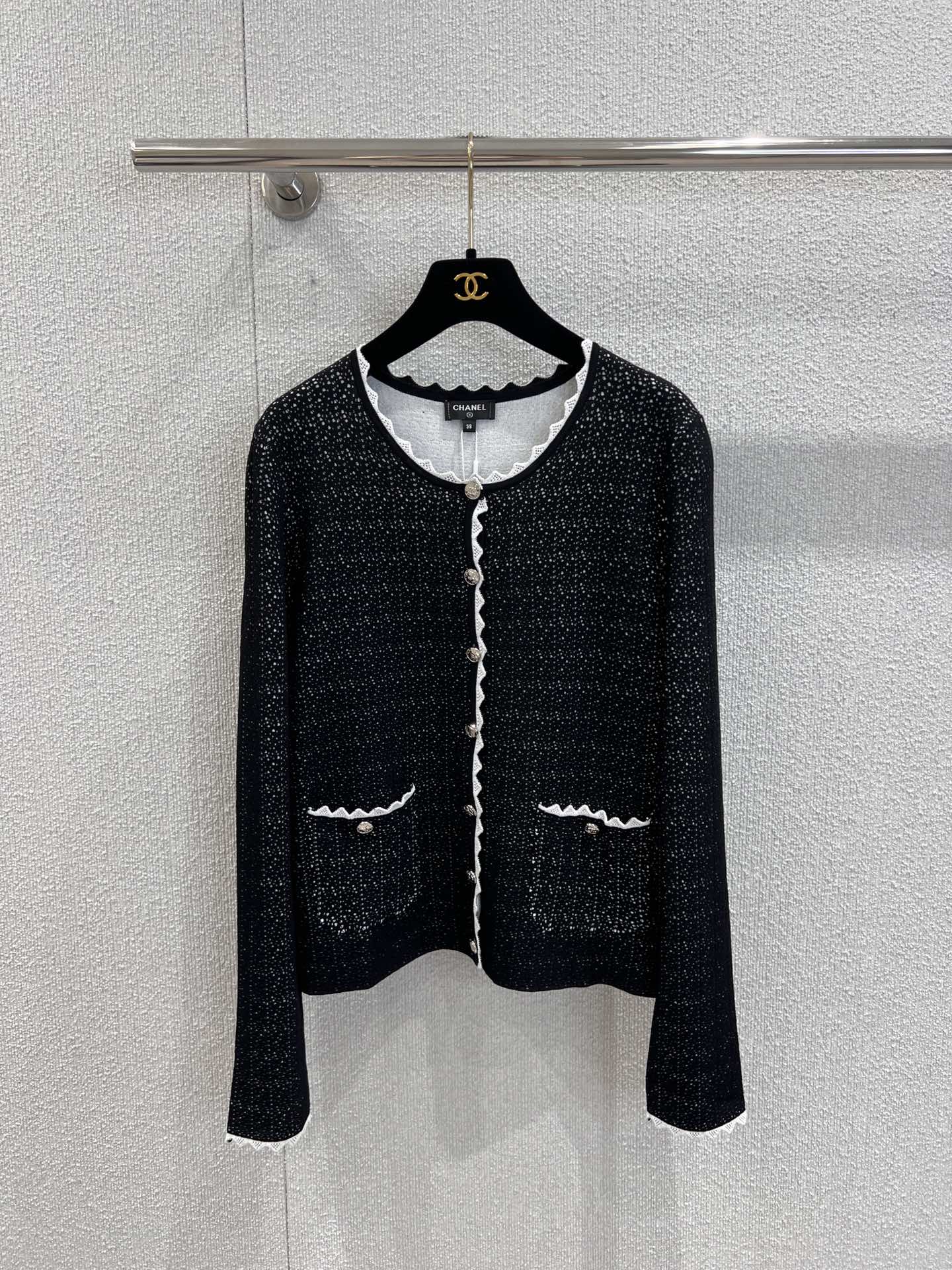 NO:488042,Support for replacement Chane* 25B high-end handicraft workshop series new style color-blocking small lace knitted cardigan丨Exclusive yb development! High-end production! Classic black base mixed with fine glitter, exquisite and high-end, white lace embellishes the collar, placket and pocket, sweet and cool feeling is directly full. Paired with jeans, it is elegant in casualness, and it is perfect for daily going out or dates. I love this lazy and exquisite adjustment of S/M/L real-life details pictures for sale in stock, chanel, jeans, alexander wang19860909支持换款 Chane* 25B高級手工坊系列新款 拼色小花边针织开衫丨独家yb开发！高版出品！经典黑底混着细闪,精致又高级,白色花边点缀领口、门襟和口袋,甜酷感直接拉满.搭配牛仔裤,休闲中透着优雅,日常出街或者约会都超合适,一整个爱住这种慵懒又精致的调调现货发售S/M/L实拍细节图,,chanel,jeans,alexander wang,Women's clothing