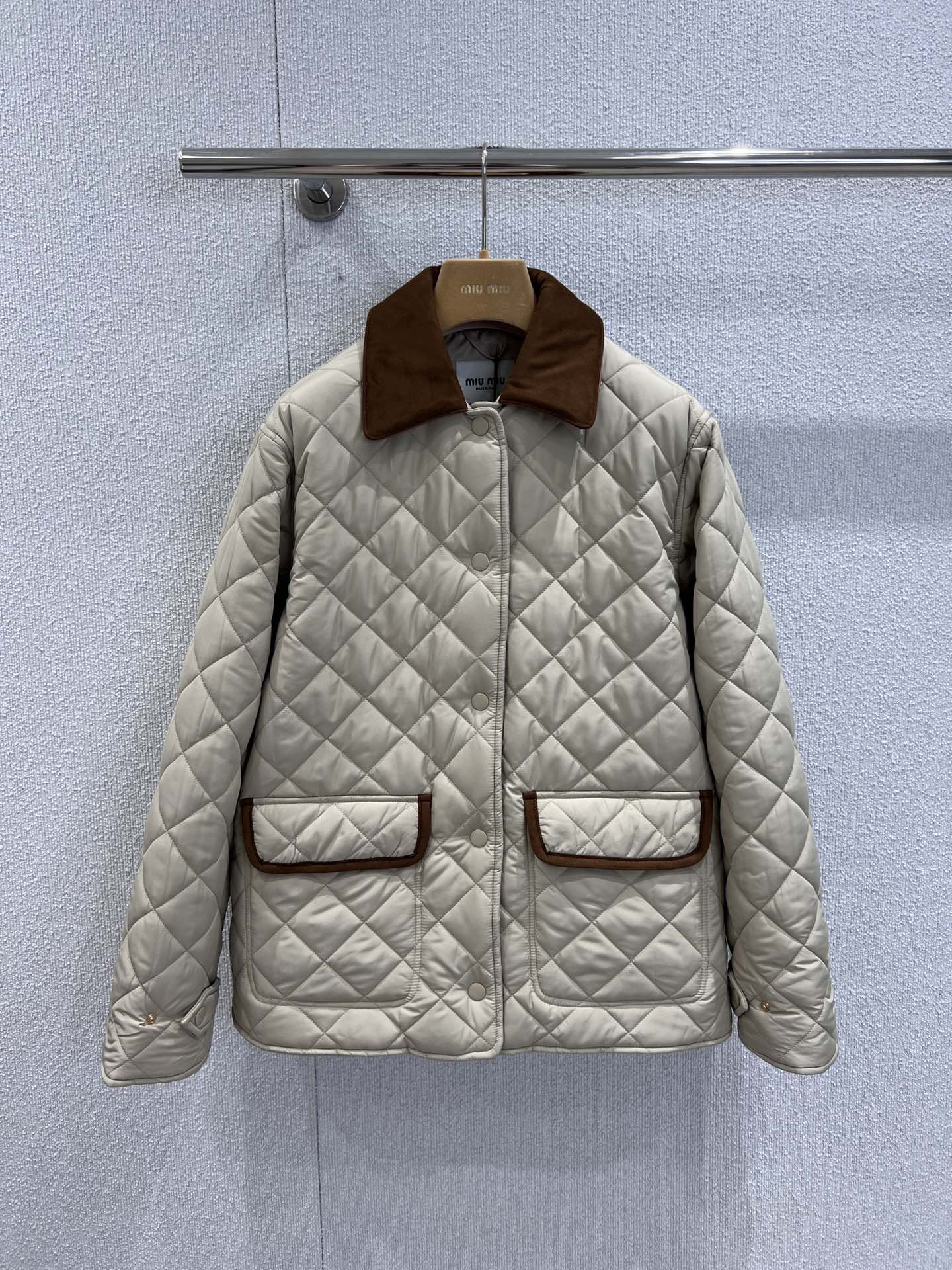 NO:486797,Support replacement Miumi* 25Fw early autumn new style, warm girlish feeling, age-reducing cream apricot cotton diamond-shaped cotton jacket | Exclusive yb development!  High-end production!  Original custom fabric!  Cowhide leather lapel design, slit design at the hem!  The imported machine's line pressing grid process is three-dimensional tailoring, and the classic wide-extreme version interprets the autumn and winter stacking shape to keep warm!  Lightweight and warm fabric, perfect workmanship quality depends on details. S/M/L real photos of S/M/L on sale in stock, miumiu, jackets & coats, cowhide, alexander wang19860909支持换款 Miumi* 25Fw早秋新款 温暖少女感减龄奶油杏间棉菱格棉服外套丨独家yb开发！高版出品！原版定制面料！牛皮绒皮质翻领设计,下摆可开衩设计！进口机压线格工艺对格立体剪裁,经典宽极版型演绎秋冬叠搭造型保暖神器！轻盈保暖面料,完美做工品质看细节.现货发售S/M/L实拍细节图,,miumiu,jackets & coats,cowhide,alexander wang,Women's clothing