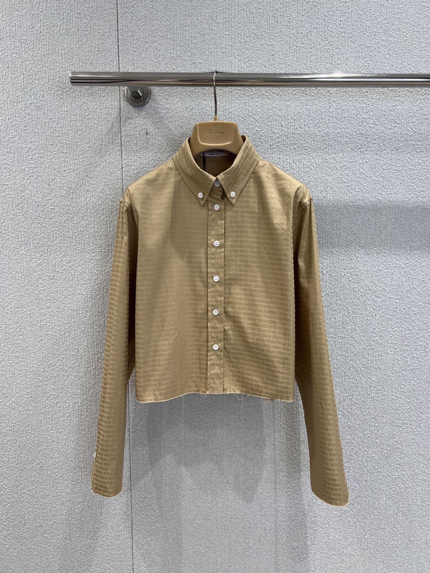 NO:488110,Shirt Skirt Supports Change Miumi* 25Fw Early Autumn New Dark Pattern Logo Jacquard Shirt + Pleated Short Skirt Set | Exclusive High-edition Production!  The top is a simple and delicate shirt style. The soft tone shows temperament, the neat tailoring fits the body, showing elegance. The bottom is a flexible pleated short skirt, with pleats swaying when walking. The whole set of matching not only retains Miumiu's usual sweet and cool style, but also can easily adapt to daily outings or dates. It seems that it has a youthful and energetic buff~ S/M/L real-life details pictures on sale, miumiu, skirts, shirts, alexander wang19860909衬衫 半裙支持换款 Miumi* 25Fw早秋新款 暗纹logo提花衬衫+百褶短裙套装丨独家高版出品！上衣是简约又带点精致感的衬衫款,柔和的色调很显气质,利落的剪裁贴合身形,尽显优雅.下装是灵动的百褶短裙,走动间褶子摇曳生姿,整套搭配既保留了Miumiu一贯的甜酷风格,又能轻松适配日常出街或约会等场合,穿上身仿佛自带青春活力buff～现货发售S/M/L实拍细节图,,miumiu,skirts,shirts,alexander wang,Women's clothing