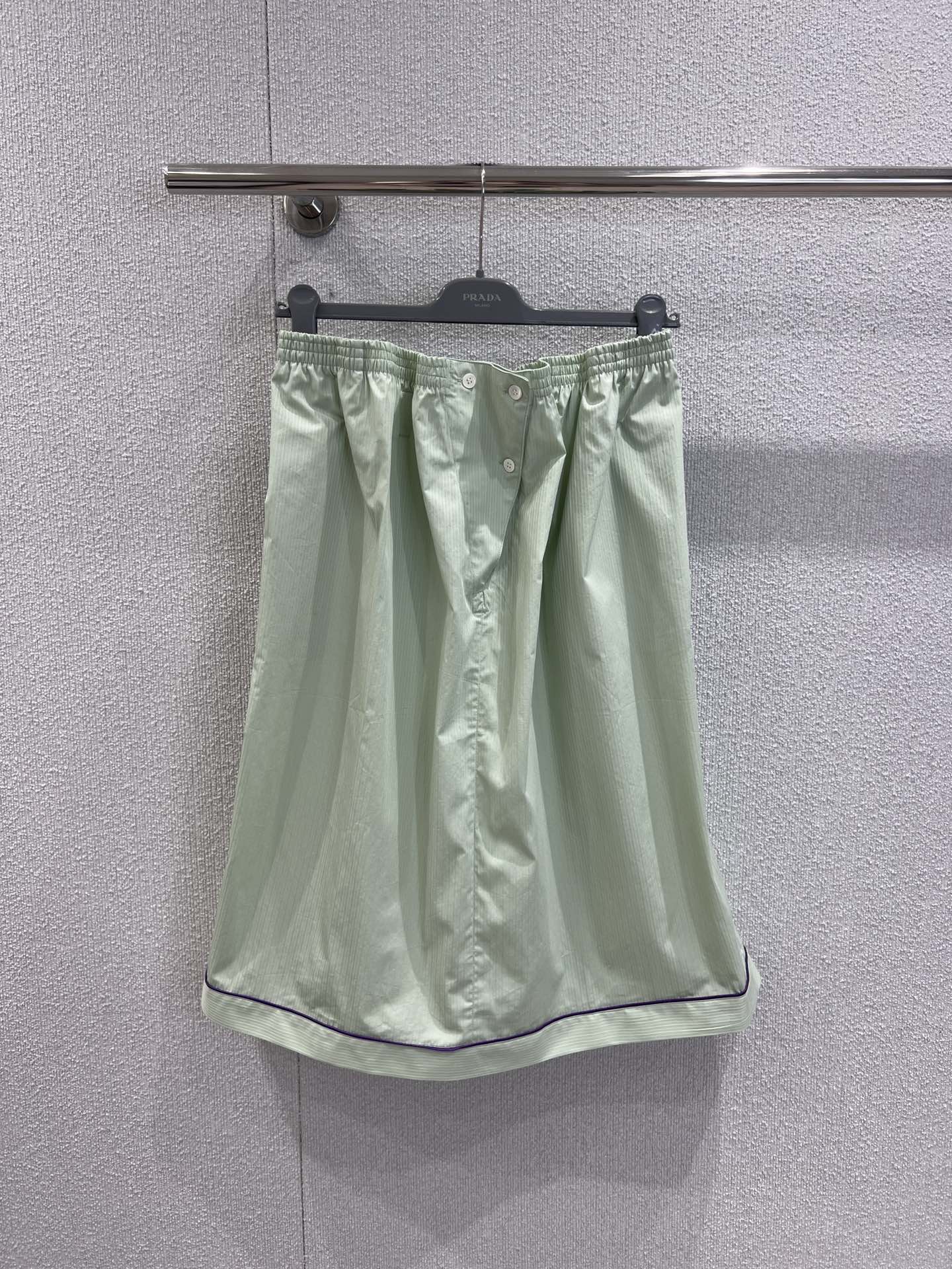 NO:488131,Support for replacement Prad* 25Fw early autumn new style Mint green show pleated midi skirt | Exclusive yb development!  High-end production!  The soft mint green has a healing feeling, and the glossy fabric shines delicately under the light, as if it is wearing the morning dew on the body. The bud-style high-waist design, paired with the side-breasted braces, can not only adjust the elasticity at will, but also add a bit of retro and playfulness; the A-line umbrella skirt style naturally disperses from the waist, making it light and agile when walking. Whether it is a fresh suit with a top of the same color or a dark-colored item as a contrasting color, it can instantly become the visual focus. It is a perfect 'oxygen battle suit' on the show~ S/M/L real-life details pictures, prada, skirts, alexander wang19860909支持换款 Prad* 25Fw早秋新款 薄荷绿色秀款褶裥中长半身裙丨独家yb开发！高版出品！柔和的薄荷绿自带治愈感,光泽面料在光线下泛着细腻的微闪,仿佛把晨露穿在了身上.花苞式高腰设计,搭配侧边排扣,既能随意调节松紧,又添了几分复古俏皮；A字伞裙版型从腰际自然散开,走动间轻盈又灵动.不管是搭配同色系上衣打造清新套装,还是用深色单品做撞色,都能瞬间成为视觉焦点,妥妥的秀场同款“氧气战袍”～现货发售S/M/L实拍细节图,,prada,skirts,alexander wang,Women's clothing