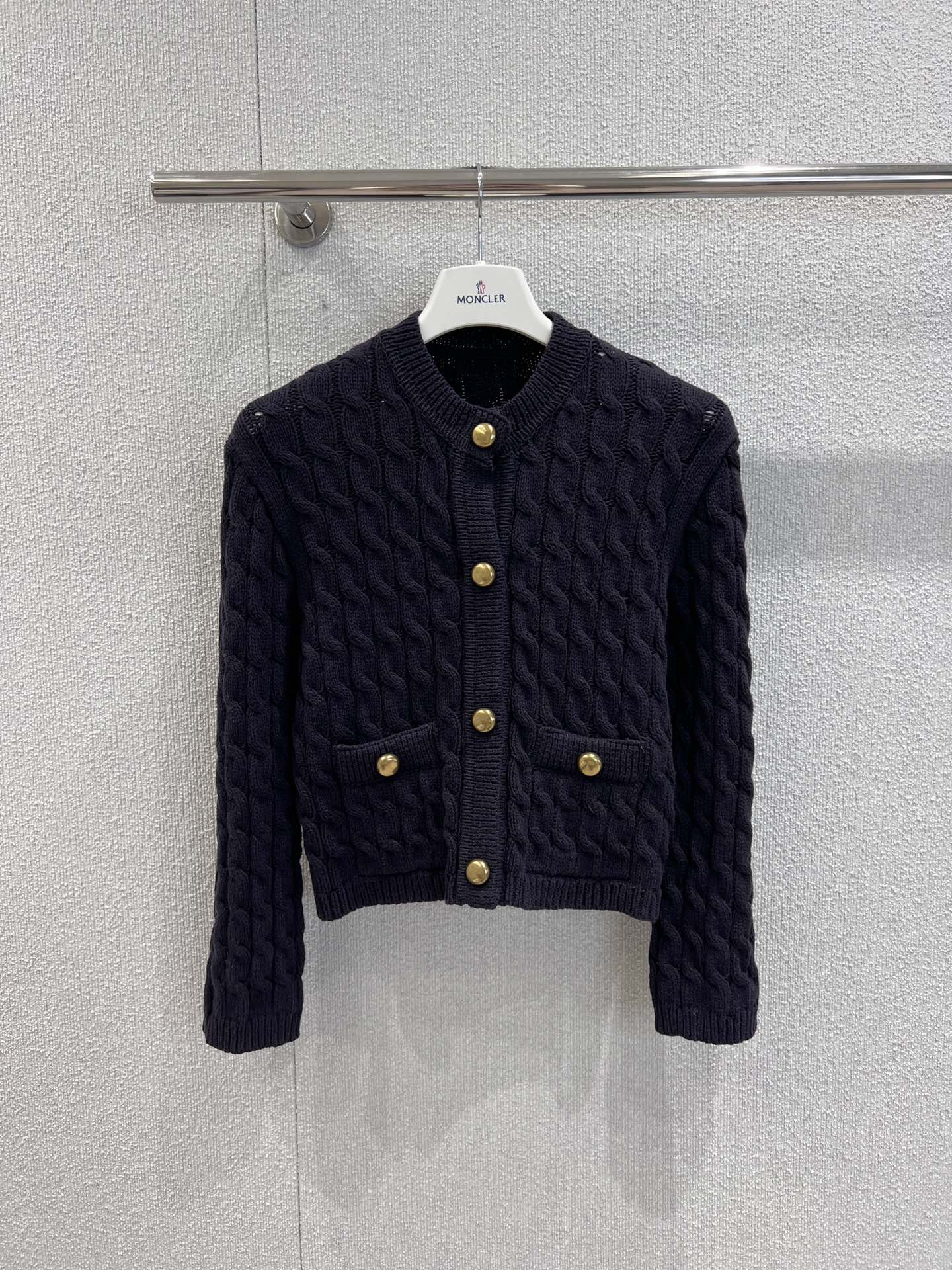 NO:488082,Support replacement Moncle* 25Fw early autumn new style, gold button twist knitted cardigan丨Exclusive high-end production!  Classic twist texture, retro and exquisite, with a gentle filter~ The round neck design does not pick the face shape, the metal buttons are highlighted, the texture is full of white T-shirts inside, the skirt or jeans below, which easily creates a lazy and high-end feeling, suitable for daily street travel and commuting~ S/M/L real-life details pictures on sale, skirts, jeans, alexander wang19860909支持换款 Moncle* 25Fw早秋新款 金色纽扣麻花针织开衫丨独家高版出品！经典麻花纹理,复古又精致,自带温柔滤镜～圆领设计不挑脸型,金属纽扣点睛,质感拉满内搭白T,下搭半裙或牛仔裤,轻松打造慵懒高级感,日常出街、通勤都适配～现货发售S/M/L实拍细节图,,skirts,jeans,alexander wang,Women's clothing