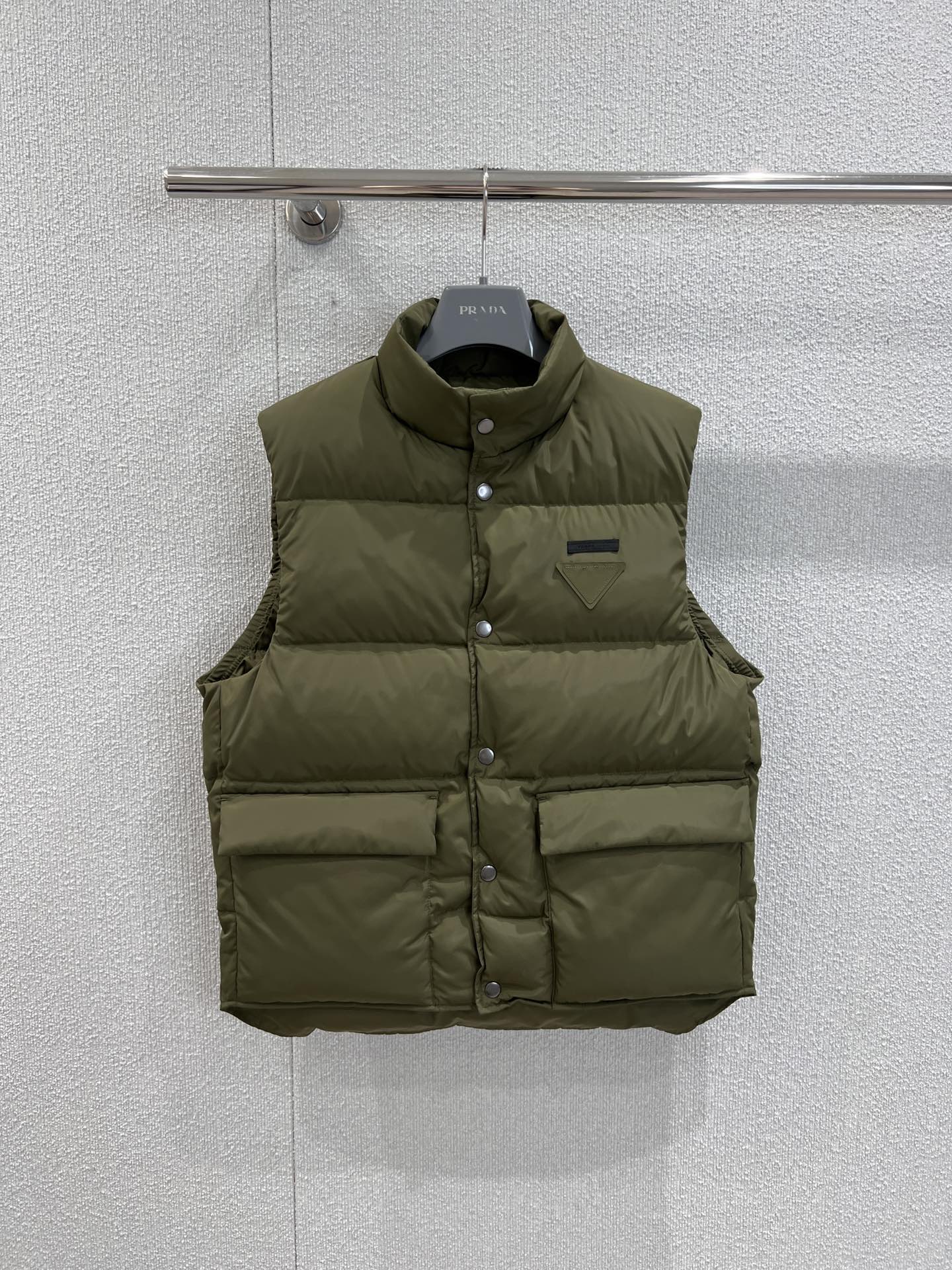NO:486760,With dust bag Prad* 25Fw early autumn new style military green vest down jacket | Exclusive yb development!  High-end production!  This down jacket and vest is so amazing~ classic military green, with a retro tone, fluffy and light, warm and not bloated. It is casual and stylish, and then puts on a textured bag, and the details are full. It is very suitable for daily outing or layering. I love this relaxed outfit on sale in stock. S/M/L real-life details pictures, prada, down jacket, alexander wang19860909配防尘袋 Prad* 25Fw早秋新款 军绿色马甲羽绒服丨独家yb开发！高版出品！这件羽绒服马甲太绝啦～经典军绿色,自带复古腔调,蓬松又轻盈,保暖还不显臃肿.随性又有范儿,再挎上质感包包,细节拉满,日常出街或者叠穿都超合适,一整个爱住这种松弛感穿搭现货发售S/M/L实拍细节图,,prada,down jacket,alexander wang,Women's clothing